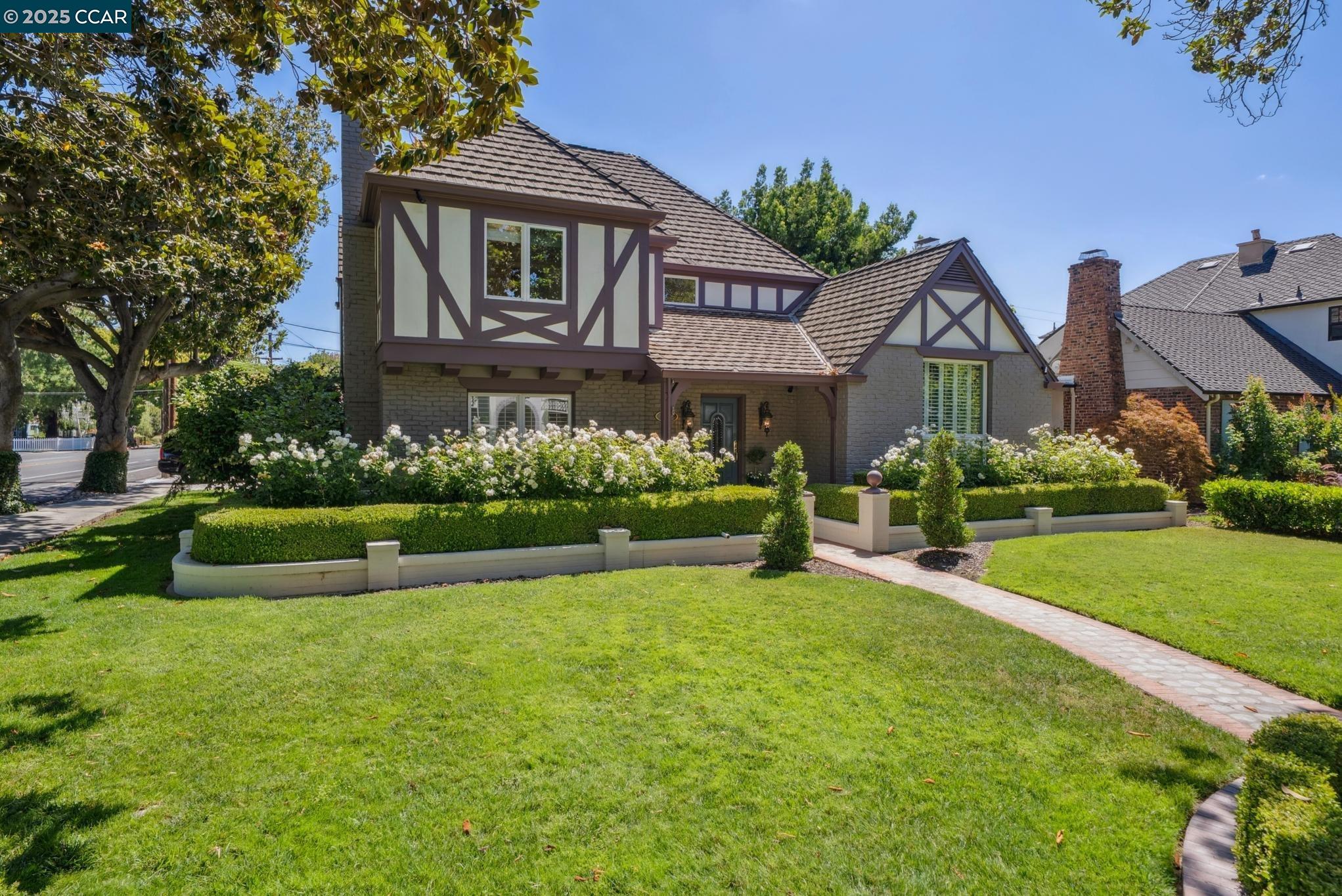 Detail Gallery Image 3 of 29 For 1102 Carolyn Ave, San Jose,  CA 95125 - 4 Beds | 2/1 Baths