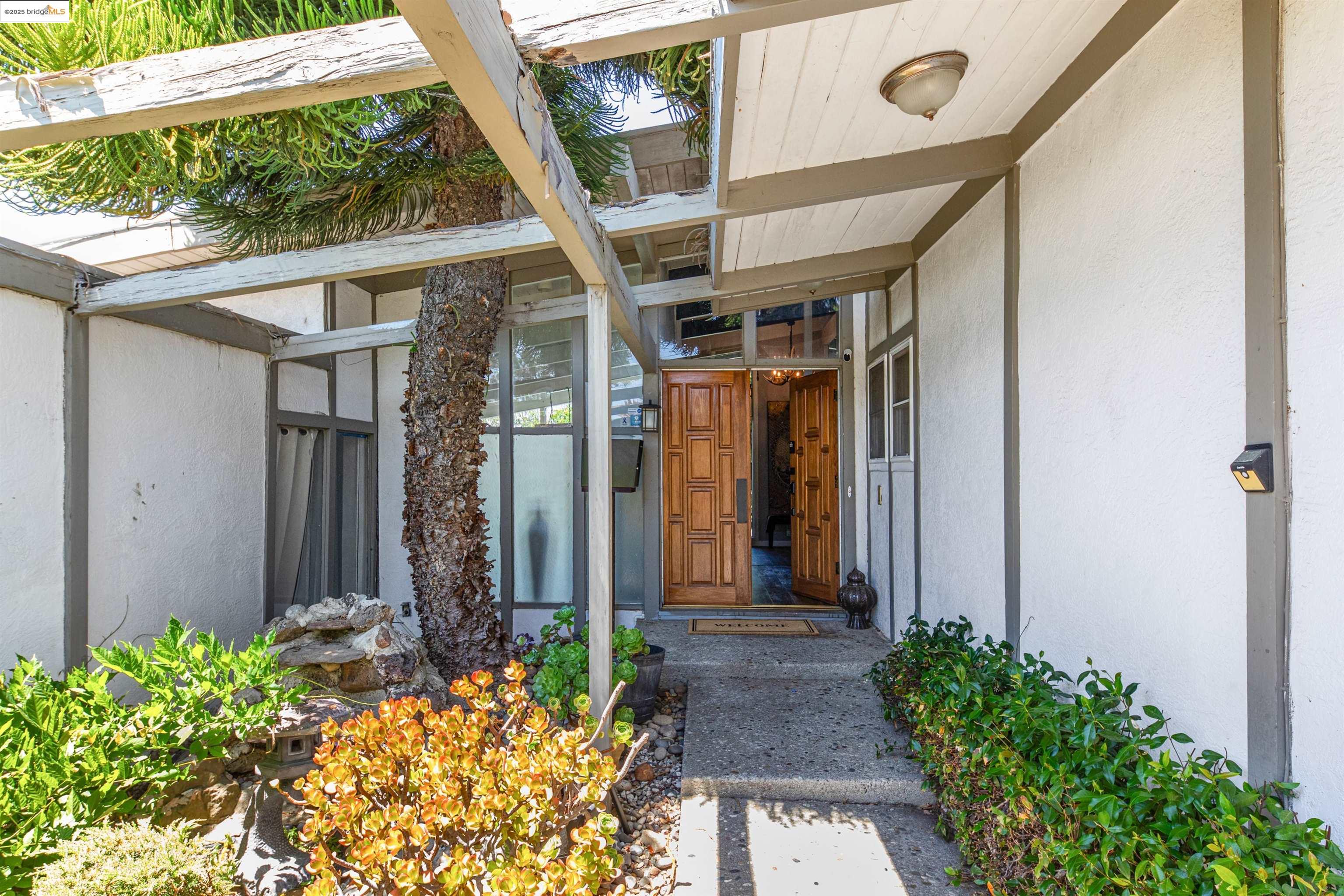 Detail Gallery Image 1 of 37 For Bridle Dr, Hayward,  CA 94541 - 4 Beds | 3 Baths