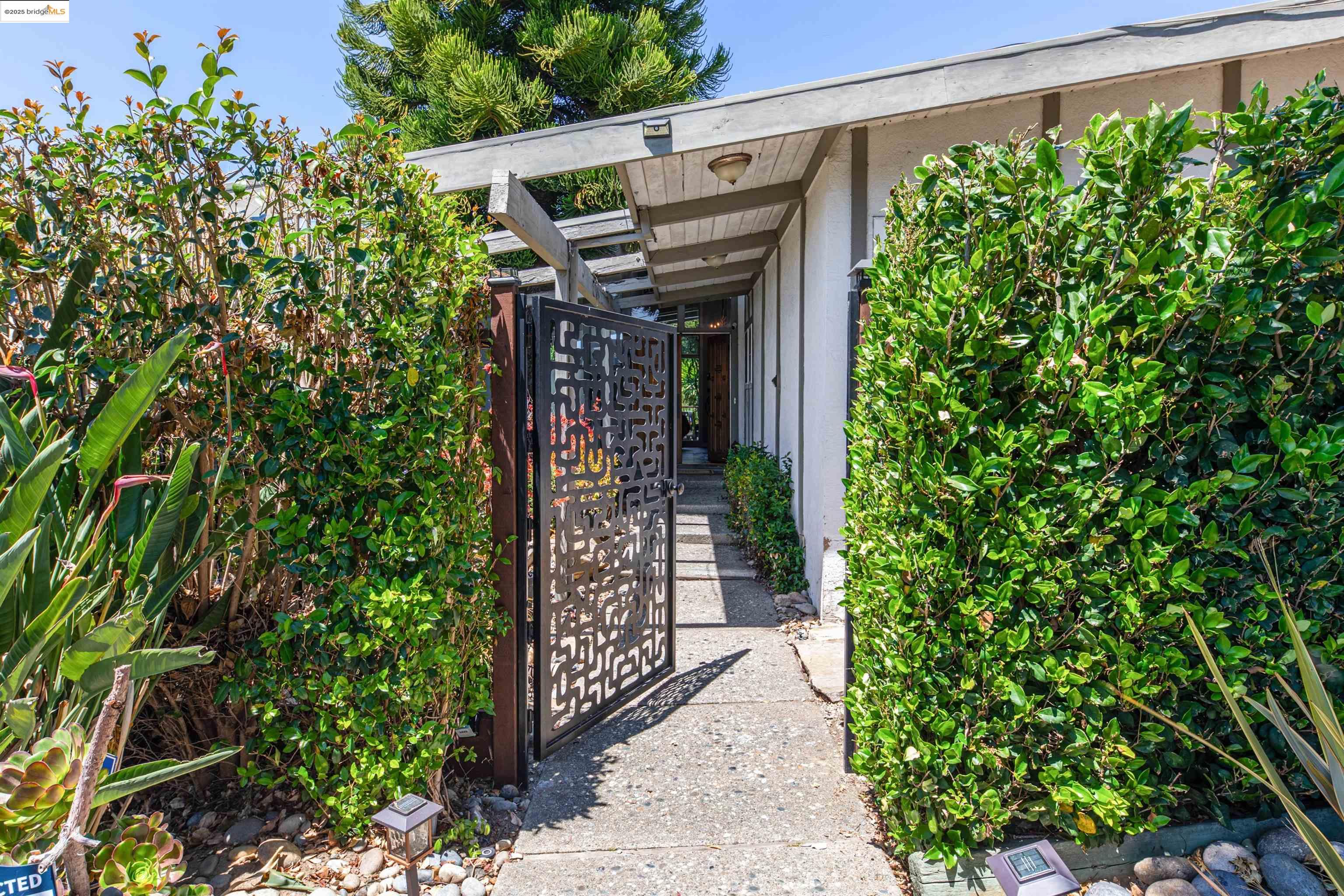 Detail Gallery Image 2 of 37 For Bridle Dr, Hayward,  CA 94541 - 4 Beds | 3 Baths