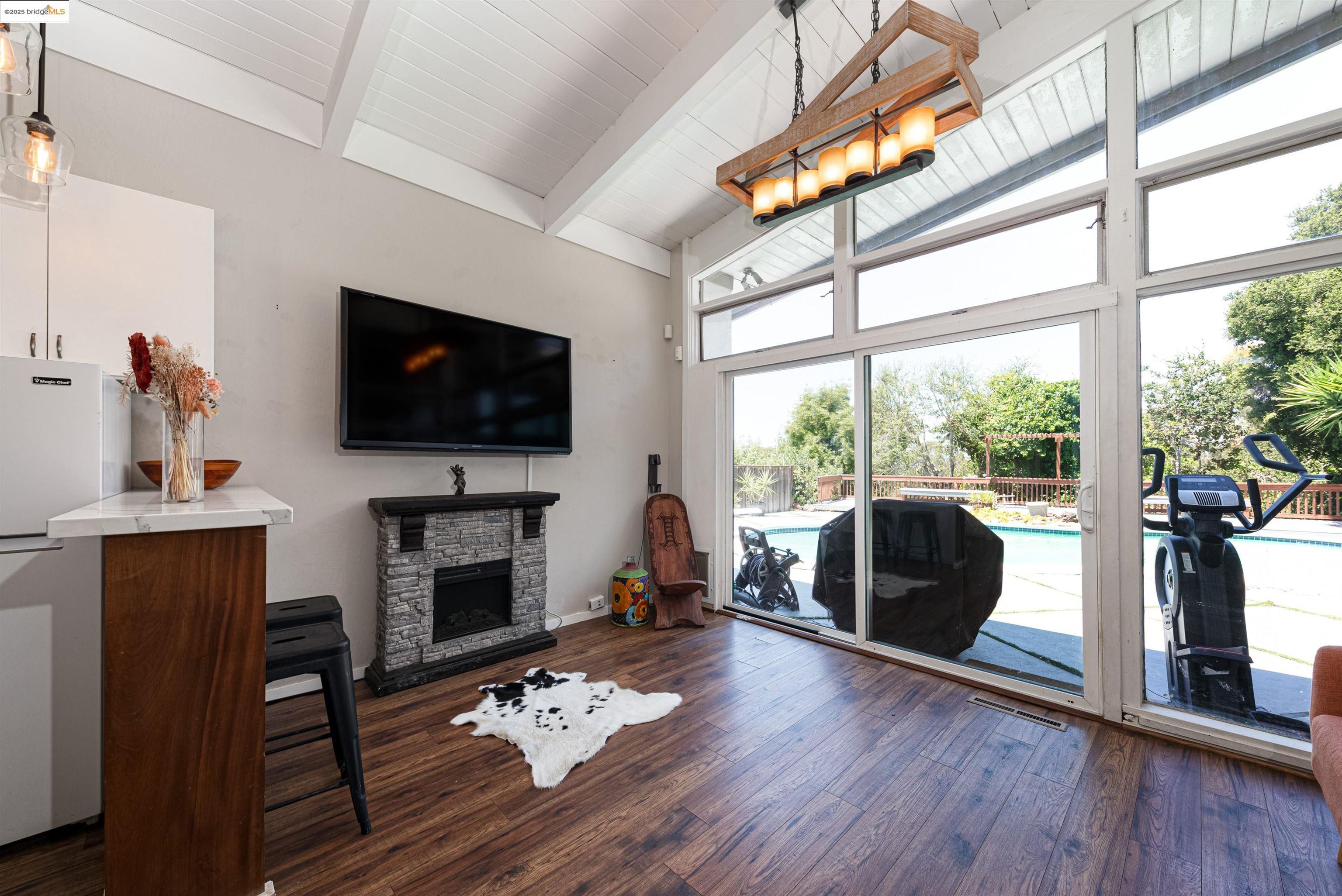 Detail Gallery Image 17 of 37 For Bridle Dr, Hayward,  CA 94541 - 4 Beds | 3 Baths
