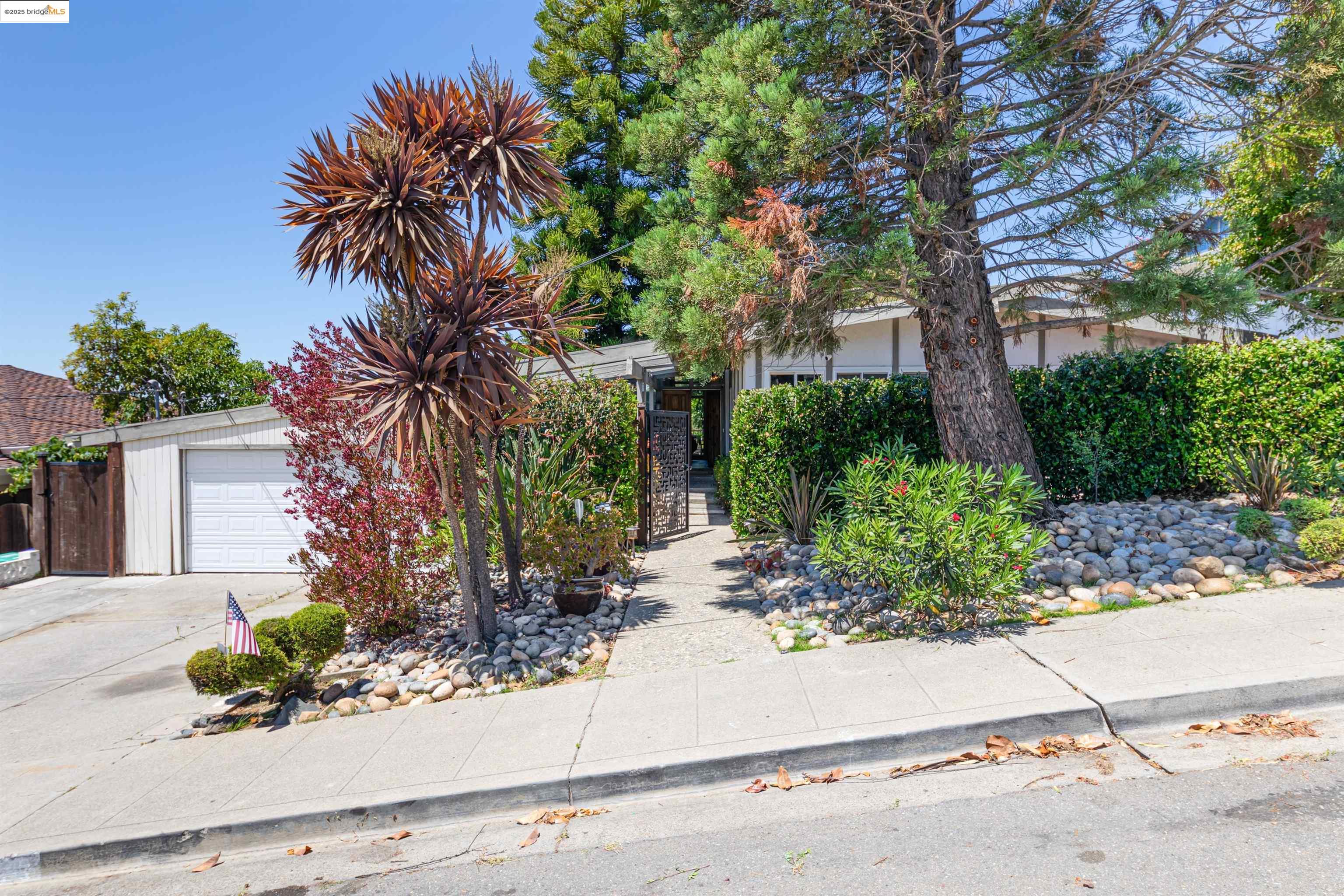 Detail Gallery Image 4 of 37 For Bridle Dr, Hayward,  CA 94541 - 4 Beds | 3 Baths