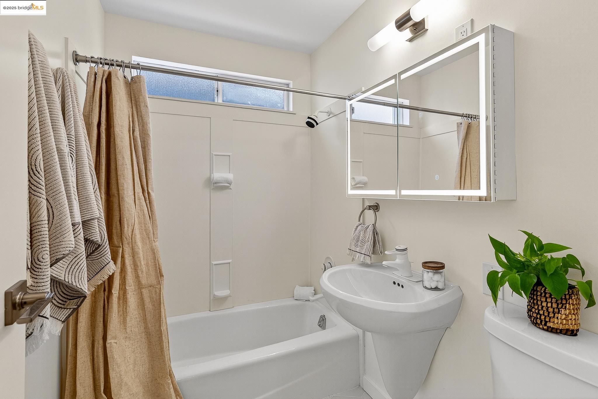 Detail Gallery Image 36 of 54 For 51 Rishell Dr, Oakland,  CA 94619 - 3 Beds | 2 Baths