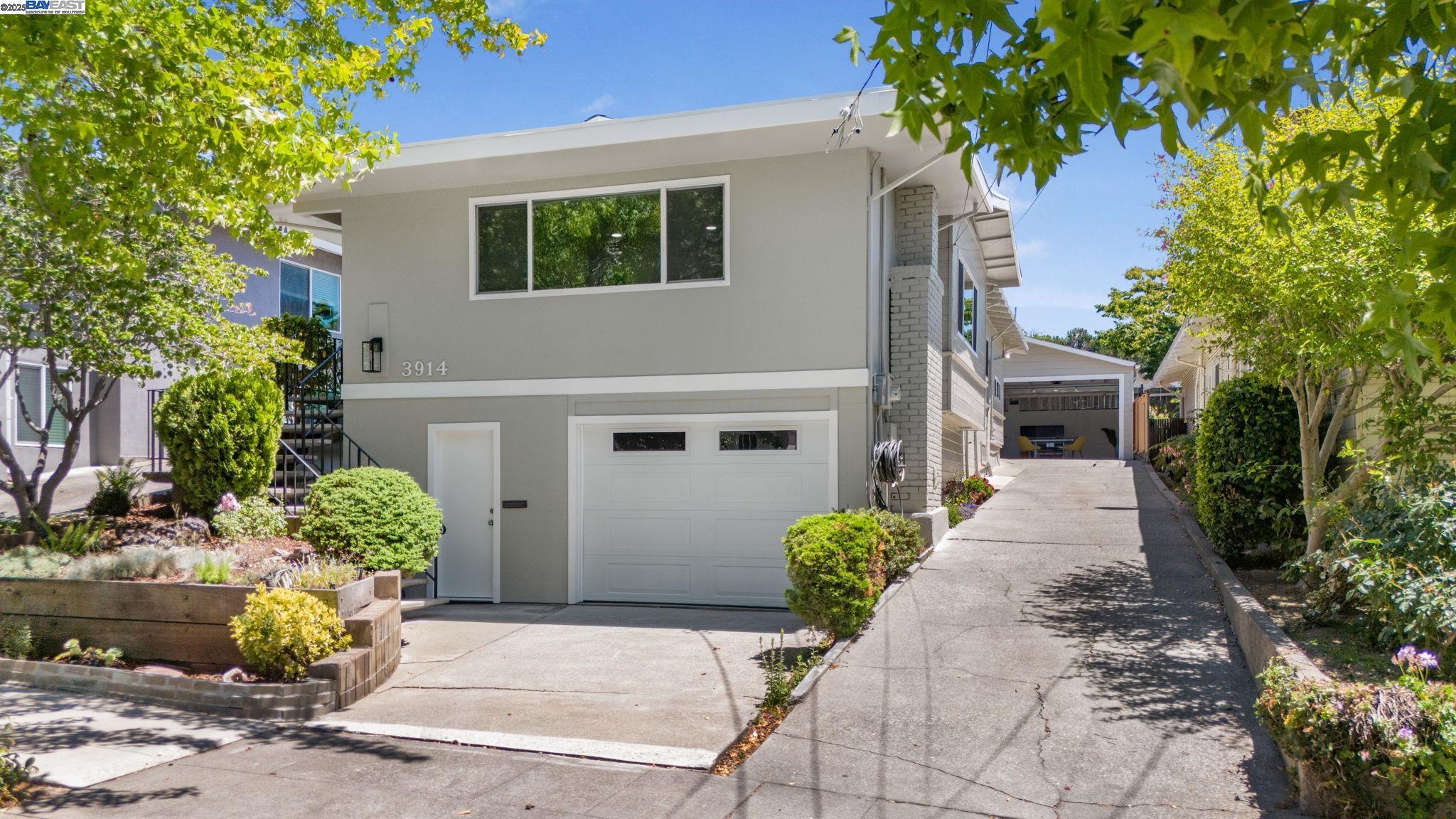 Detail Gallery Image 1 of 7 For 3914 Laguna Ave, Oakland,  CA 94602 - 3 Beds | 2 Baths