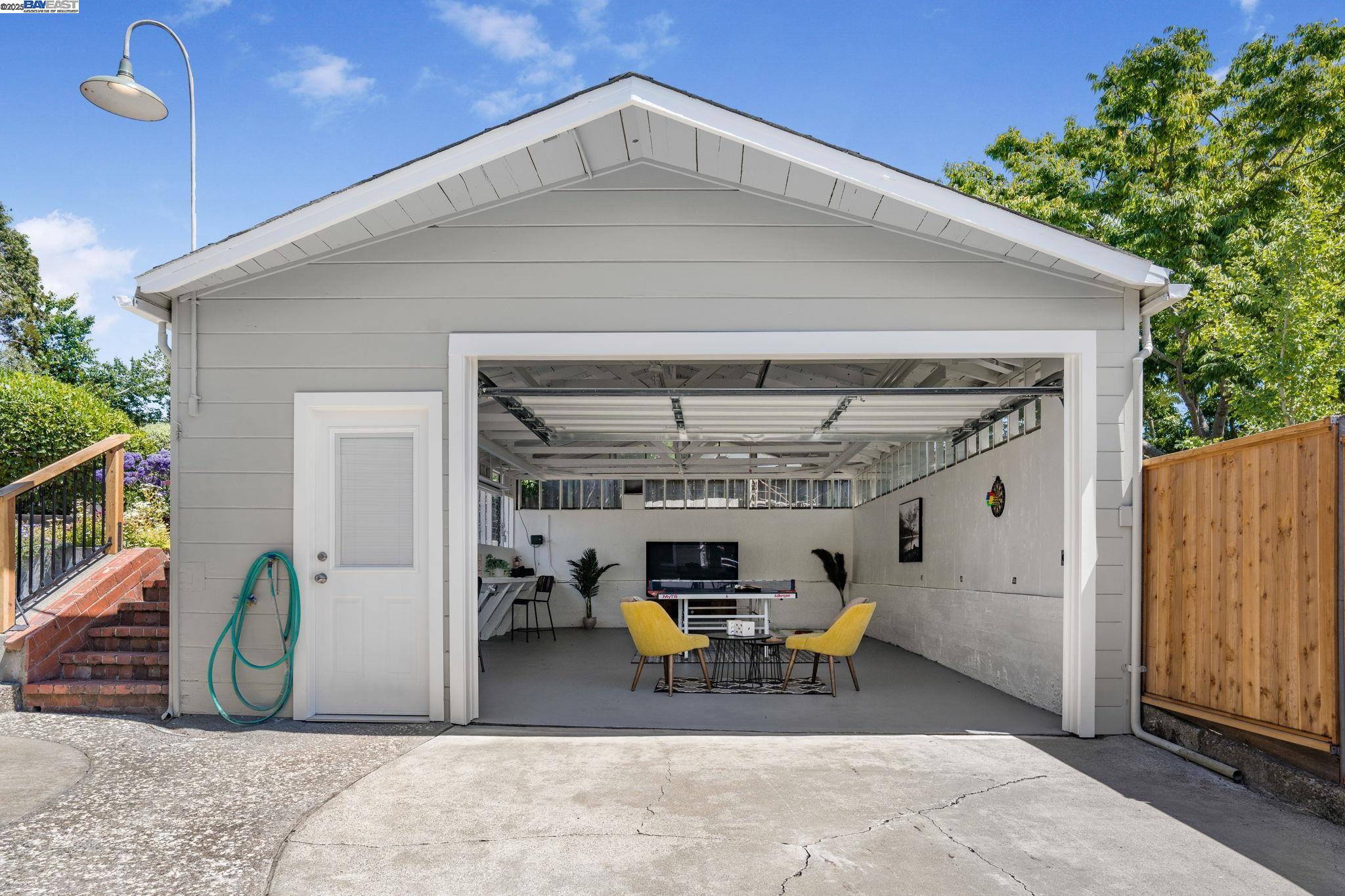 Detail Gallery Image 2 of 7 For 3914 Laguna Ave, Oakland,  CA 94602 - 3 Beds | 2 Baths