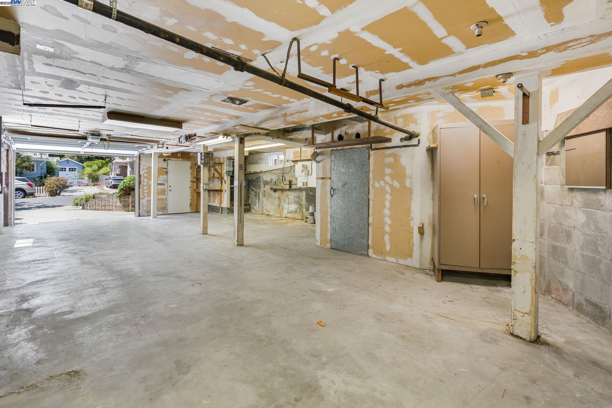 Detail Gallery Image 3 of 7 For 3914 Laguna Ave, Oakland,  CA 94602 - 3 Beds | 2 Baths