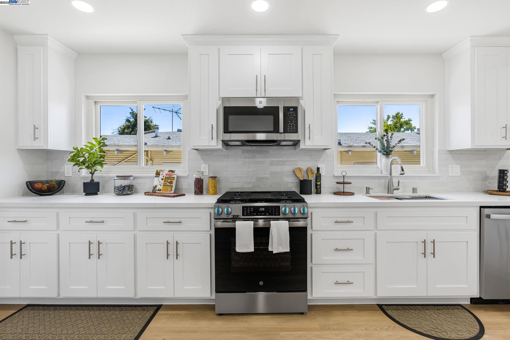 Detail Gallery Image 7 of 7 For 3914 Laguna Ave, Oakland,  CA 94602 - 3 Beds | 2 Baths