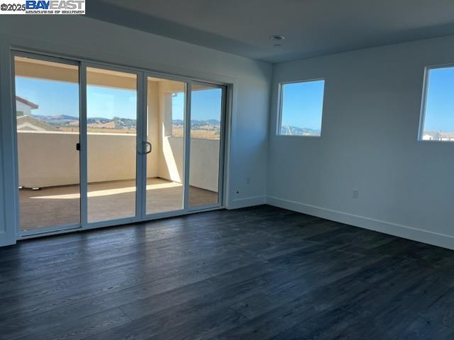 Detail Gallery Image 8 of 26 For 315 Flagship Drive, Napa,  CA 94558 - 4 Beds | 3 Baths