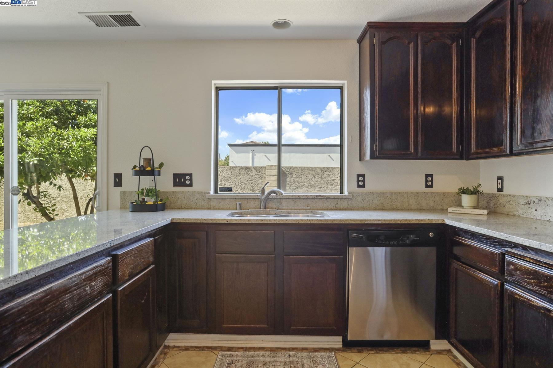 Detail Gallery Image 18 of 45 For 1830 Laurelgrove Ln, Tracy,  CA 95376 - 3 Beds | 2/1 Baths