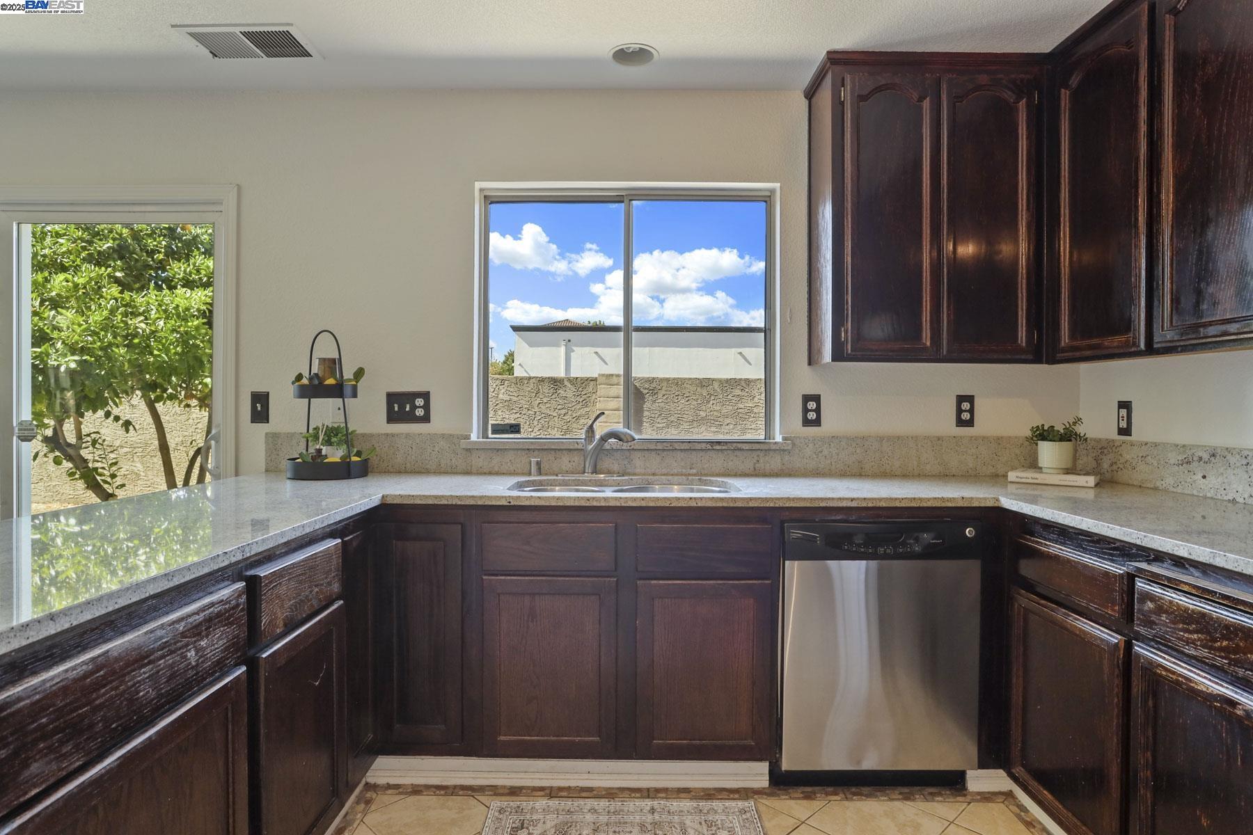 Detail Gallery Image 20 of 45 For 1830 Laurelgrove Ln, Tracy,  CA 95376 - 3 Beds | 2/1 Baths
