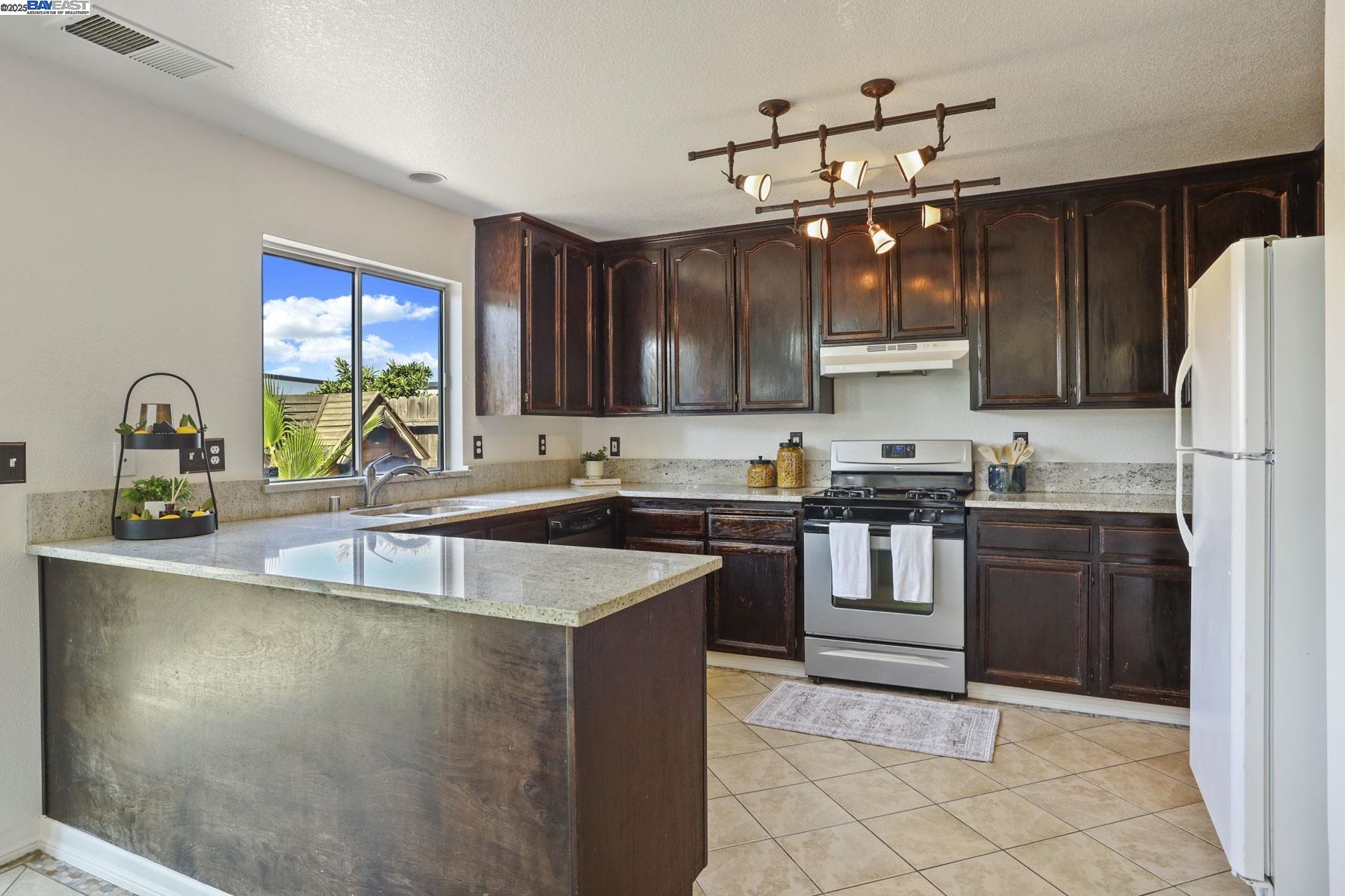 Detail Gallery Image 21 of 45 For 1830 Laurelgrove Ln, Tracy,  CA 95376 - 3 Beds | 2/1 Baths