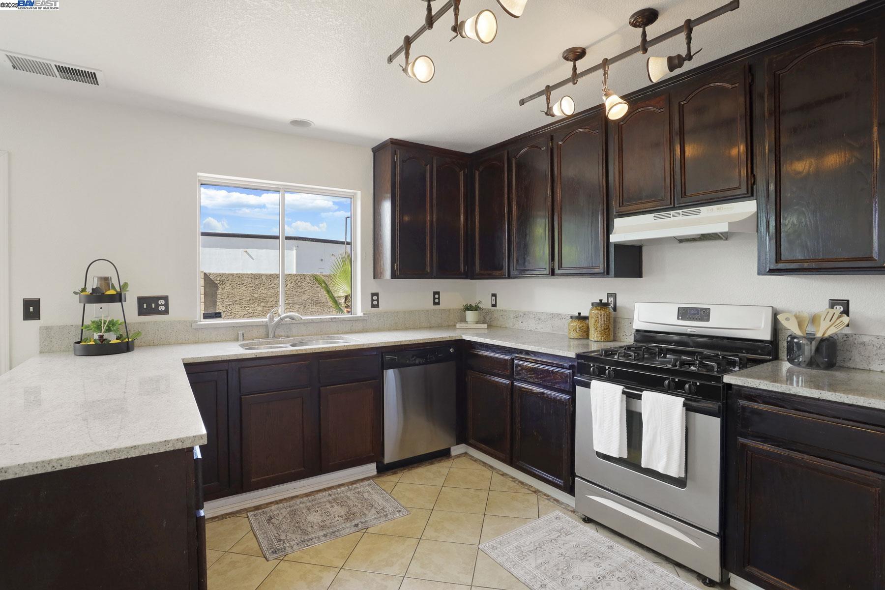 Detail Gallery Image 23 of 45 For 1830 Laurelgrove Ln, Tracy,  CA 95376 - 3 Beds | 2/1 Baths