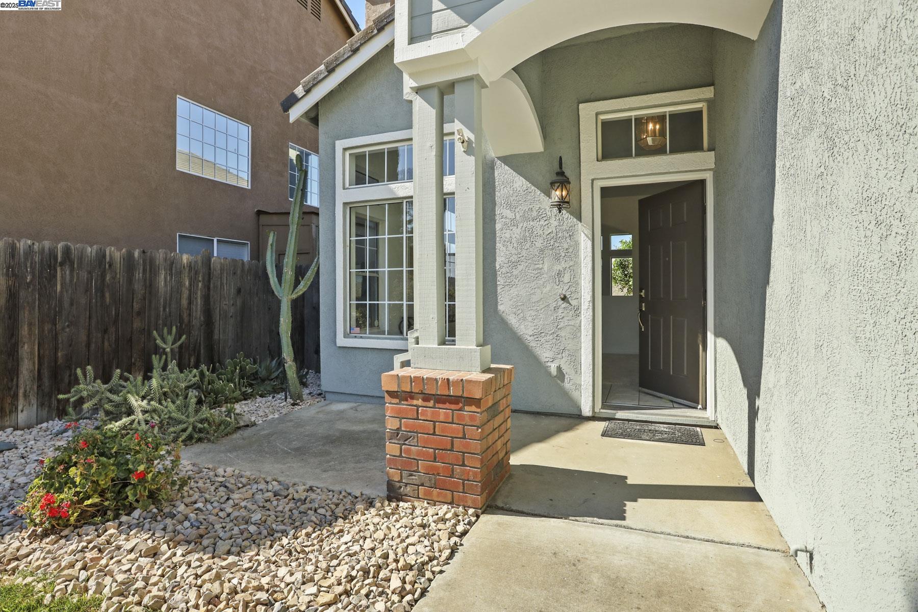 Detail Gallery Image 5 of 45 For 1830 Laurelgrove Ln, Tracy,  CA 95376 - 3 Beds | 2/1 Baths
