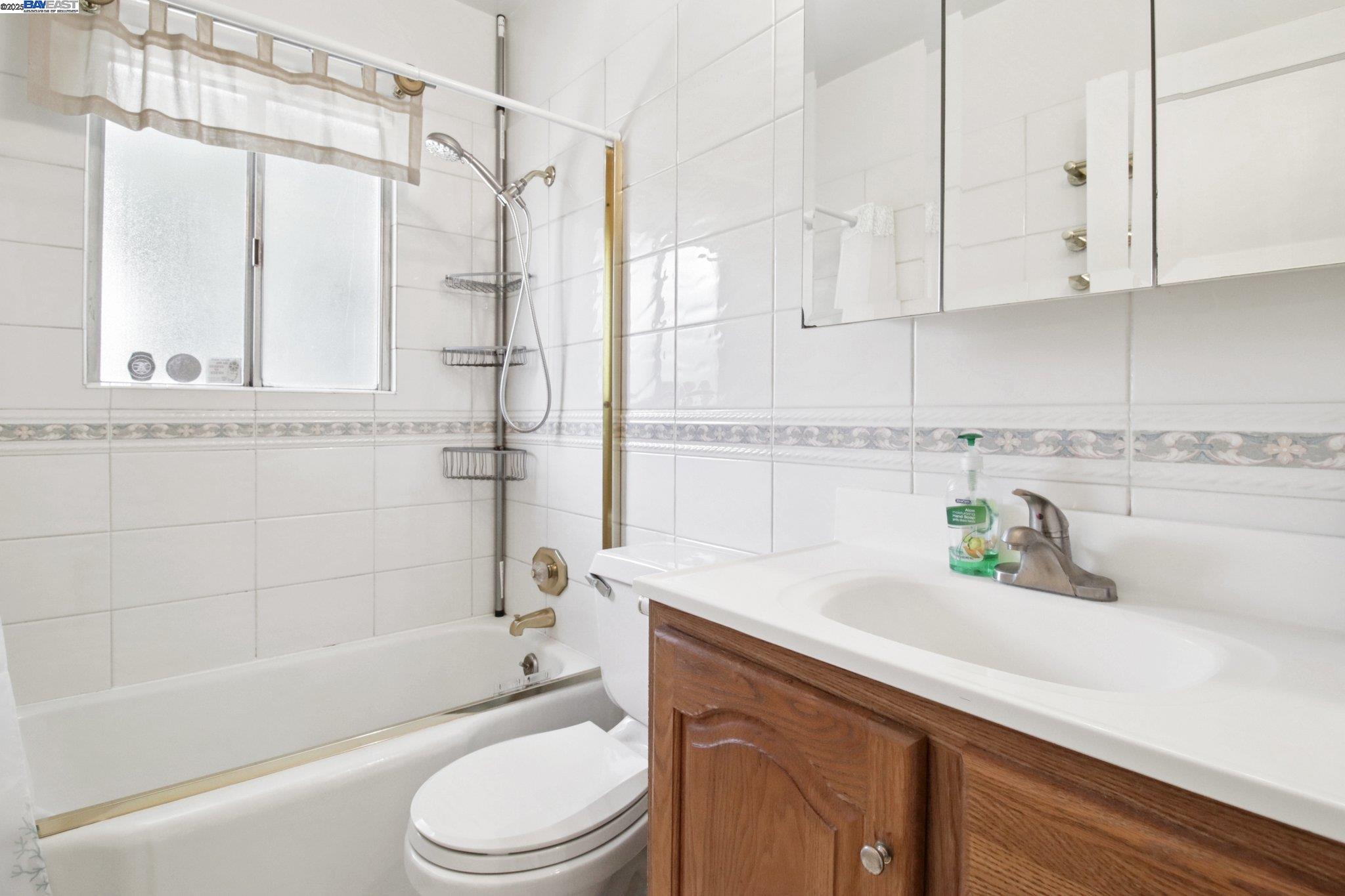 Detail Gallery Image 25 of 42 For 151 Central Ave, Alameda,  CA 94501 - 3 Beds | 1 Baths
