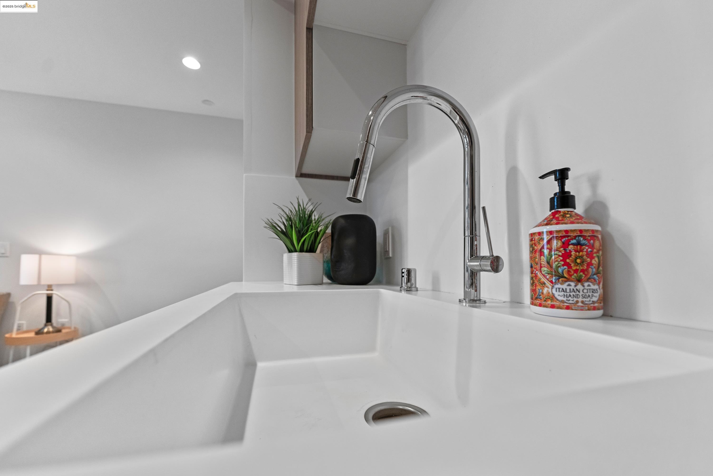 Detail Gallery Image 7 of 49 For 2747 San Pablo Avenue #217,  Berkeley,  CA 94702 - 1 Beds | 1/1 Baths