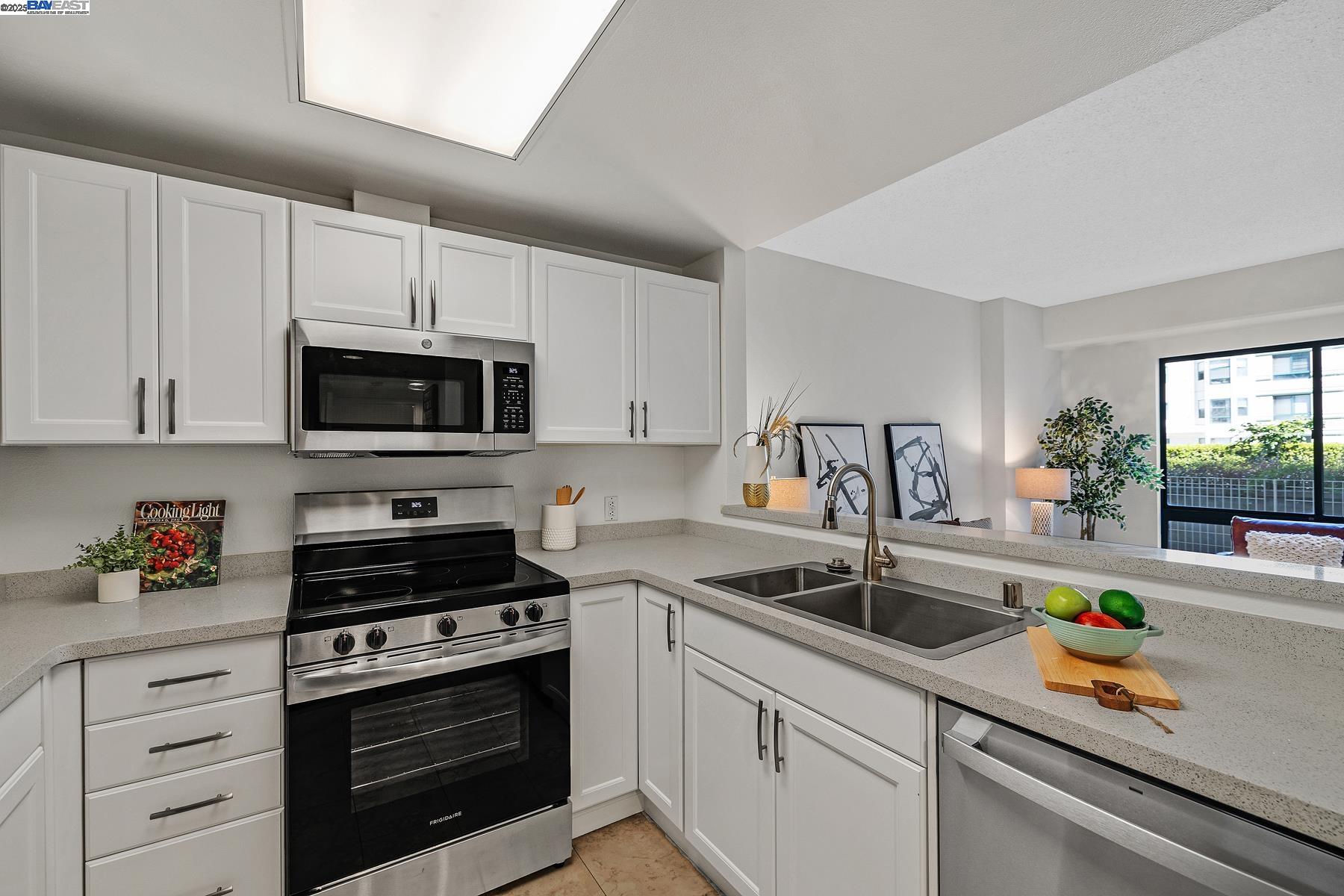 Detail Gallery Image 4 of 16 For 988 Franklin St #312,  Oakland,  CA 94607 - 1 Beds | 1 Baths