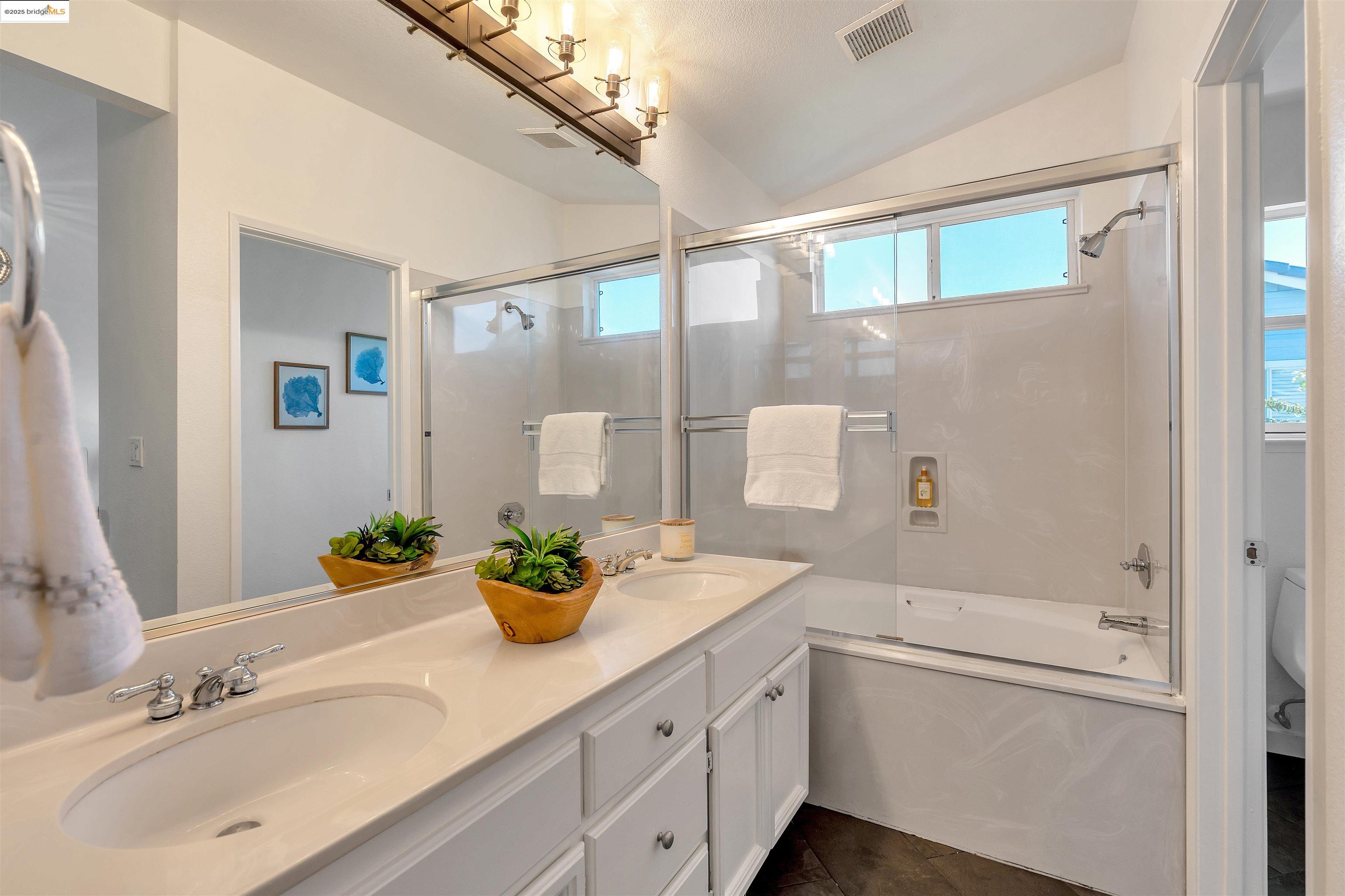 Detail Gallery Image 19 of 39 For 16 Bay Harbor Ct, Richmond,  CA 94804 - 3 Beds | 3 Baths