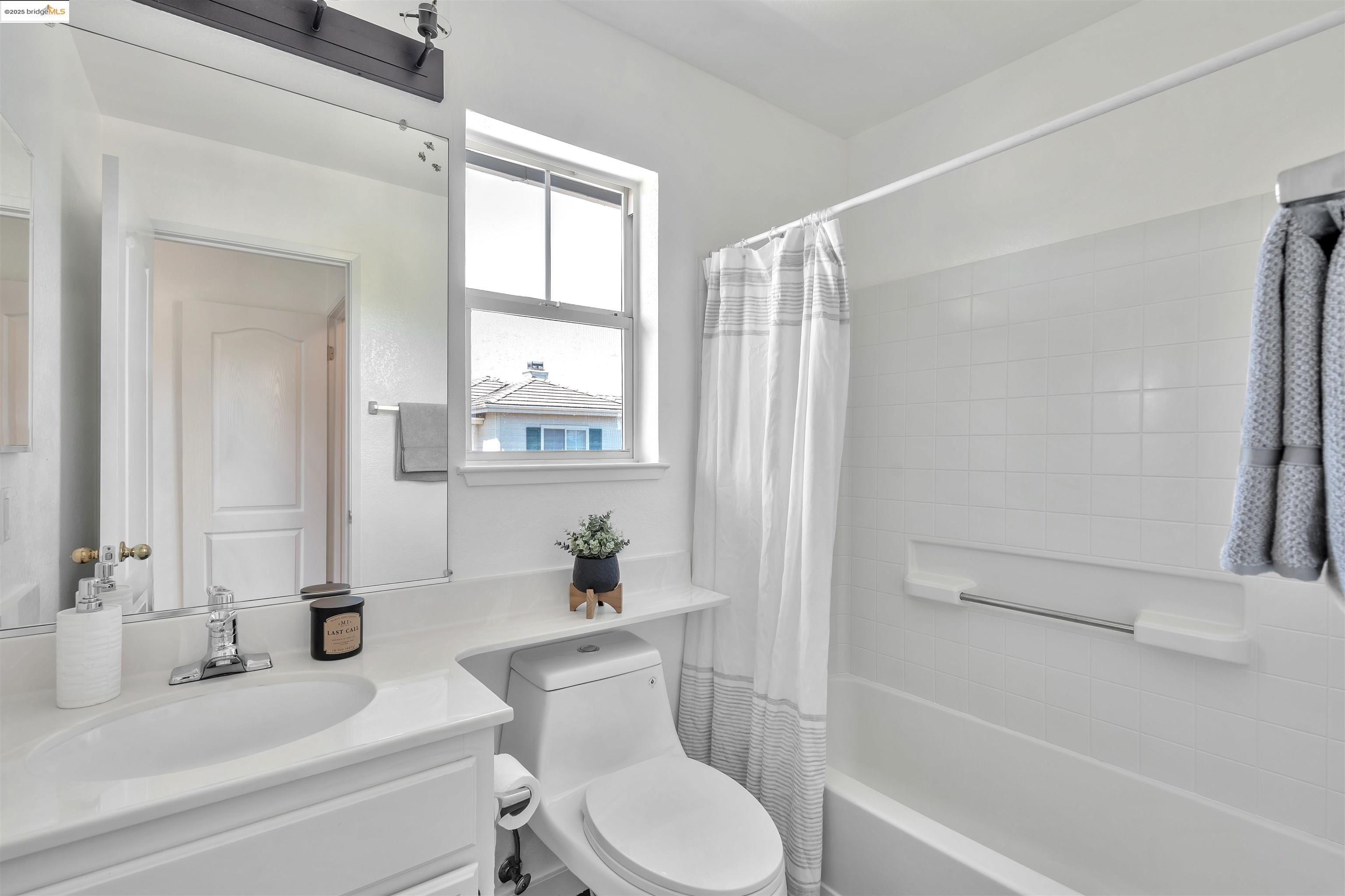 Detail Gallery Image 22 of 39 For 16 Bay Harbor Ct, Richmond,  CA 94804 - 3 Beds | 3 Baths