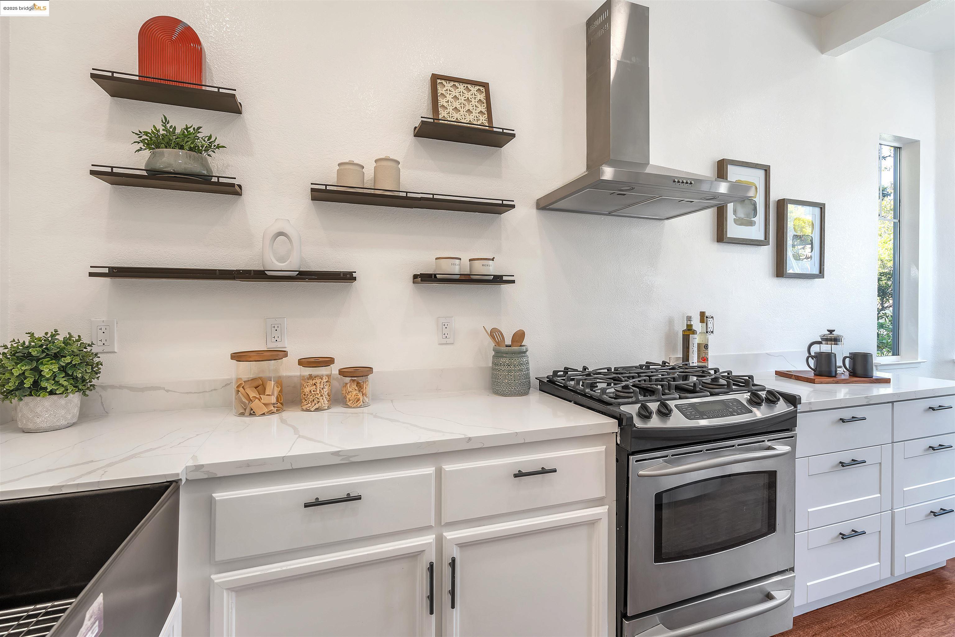 Detail Gallery Image 7 of 39 For 16 Bay Harbor Ct, Richmond,  CA 94804 - 3 Beds | 3 Baths
