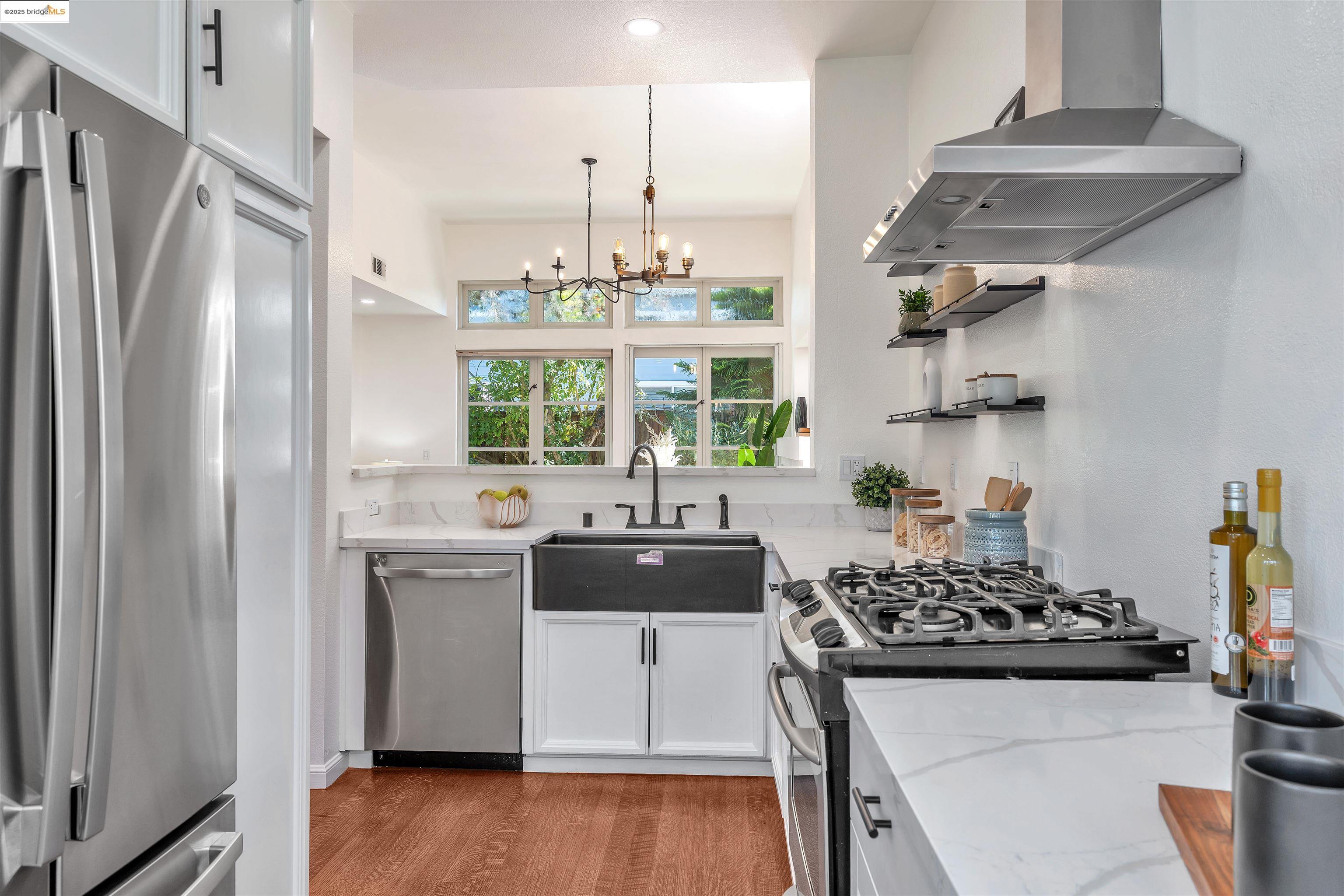 Detail Gallery Image 8 of 39 For 16 Bay Harbor Ct, Richmond,  CA 94804 - 3 Beds | 3 Baths
