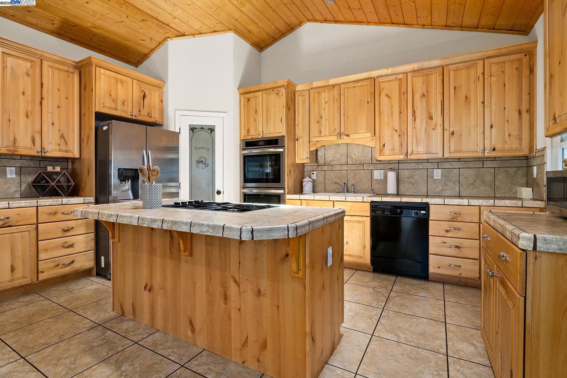 Detail Gallery Image 6 of 20 For 2048 Woodland Dr, –,  CA 93222 - 3 Beds | 3 Baths