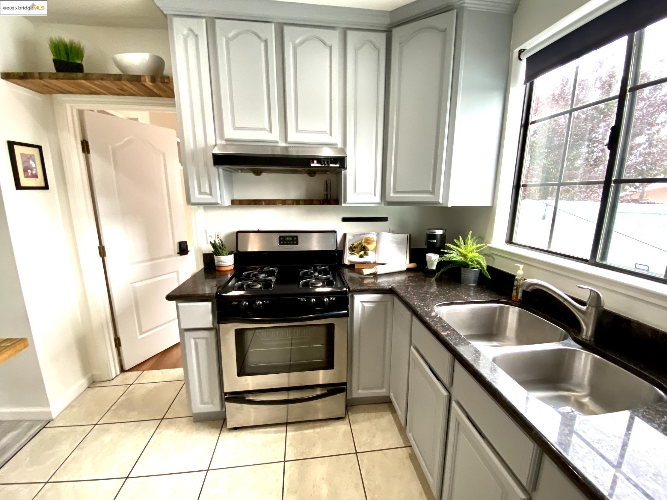 Detail Gallery Image 10 of 31 For 2775 E 21st St, Oakland,  CA 94601 - – Beds | – Baths