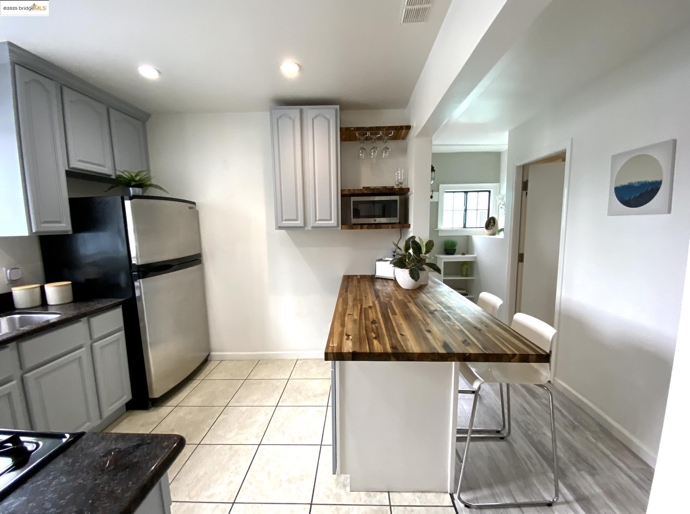 Detail Gallery Image 8 of 31 For 2775 E 21st St, Oakland,  CA 94601 - – Beds | – Baths