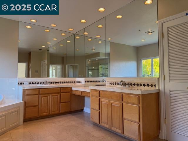 Detail Gallery Image 16 of 29 For 2175 Sky View Ct, Moraga,  CA 94556 - 4 Beds | 3/1 Baths