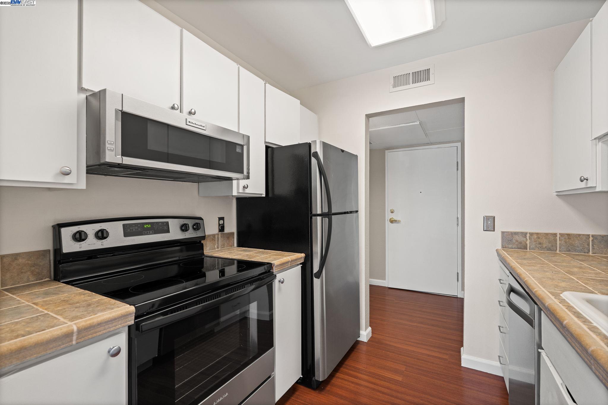Detail Gallery Image 8 of 19 For 300 N Civic Dr #403,  Walnut Creek,  CA 94596 - 1 Beds | 1 Baths