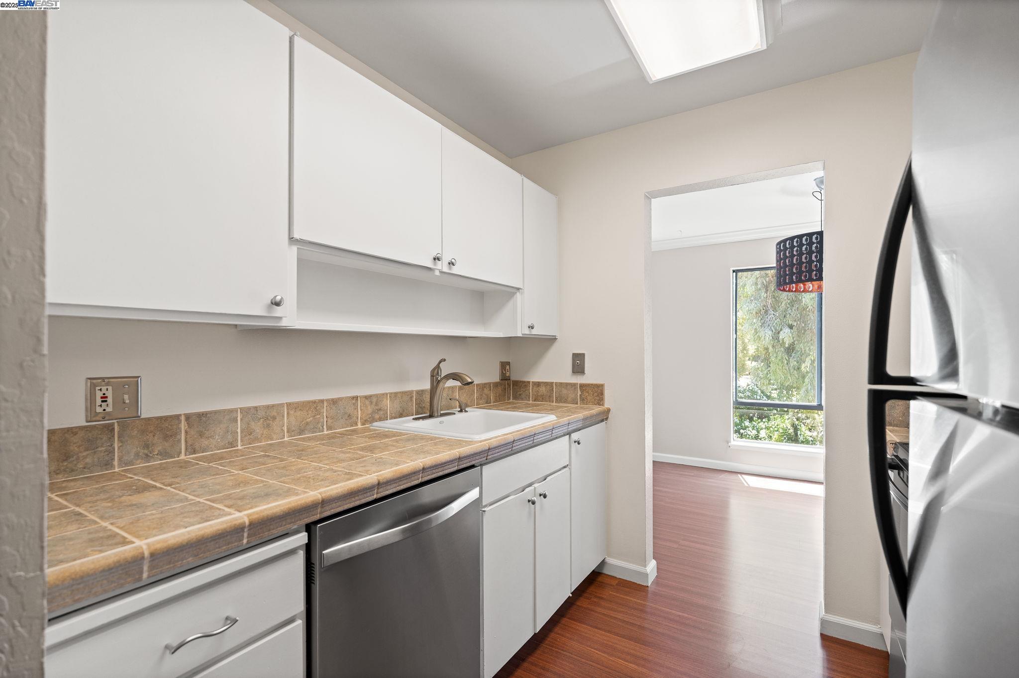 Detail Gallery Image 8 of 18 For 300 N Civic Dr #403,  Walnut Creek,  CA 94596 - 1 Beds | 1 Baths