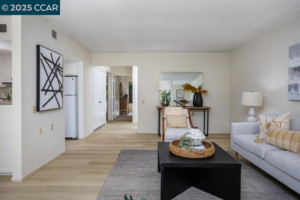 Detail Gallery Image 4 of 29 For 1349 Running Springs Rd #4,  Walnut Creek,  CA 94595 - 2 Beds | 1 Baths