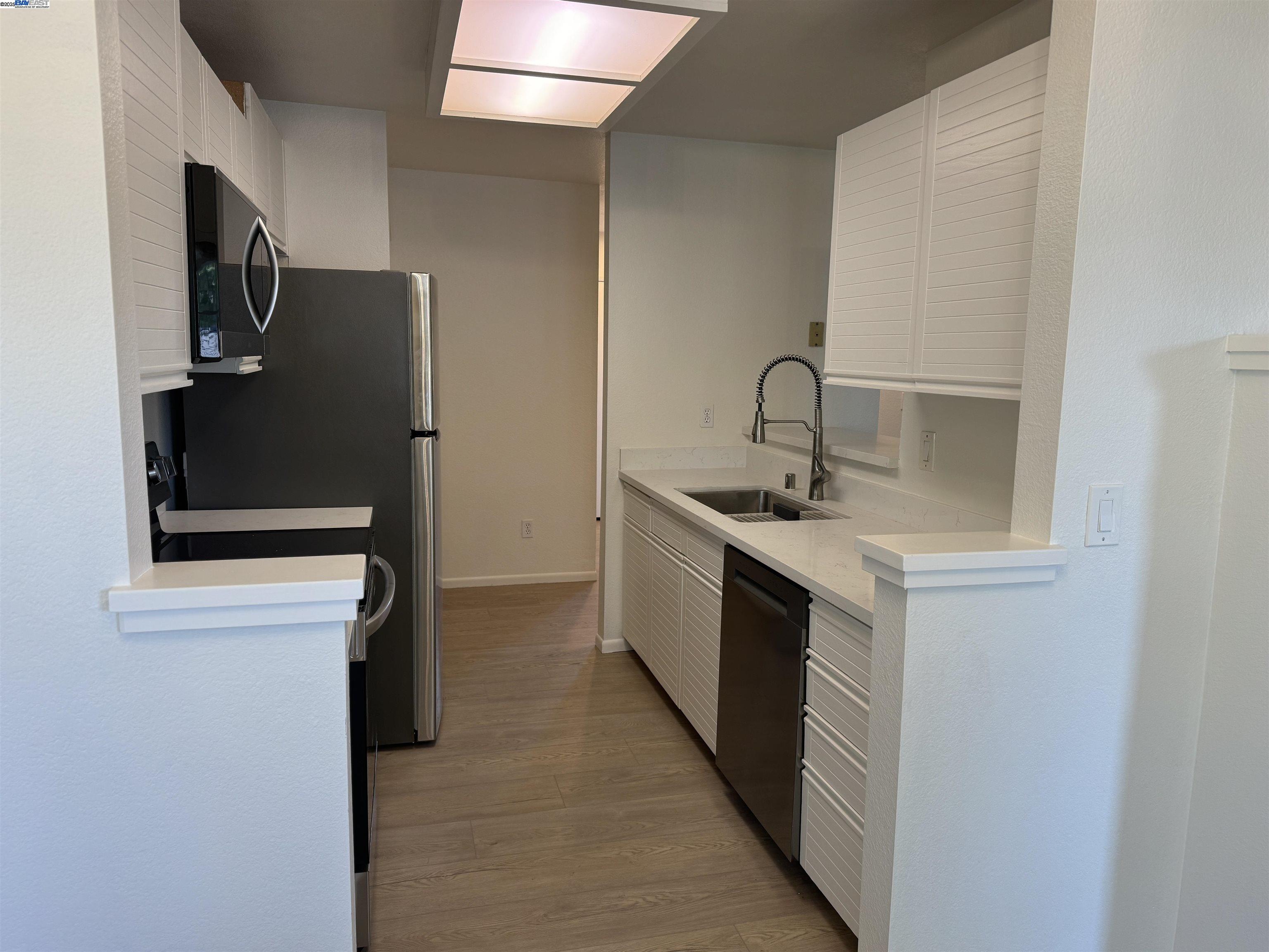 Detail Gallery Image 4 of 16 For 7595 Canyon Meadow Cir #B,  Pleasanton,  CA 94588 - 3 Beds | 2 Baths