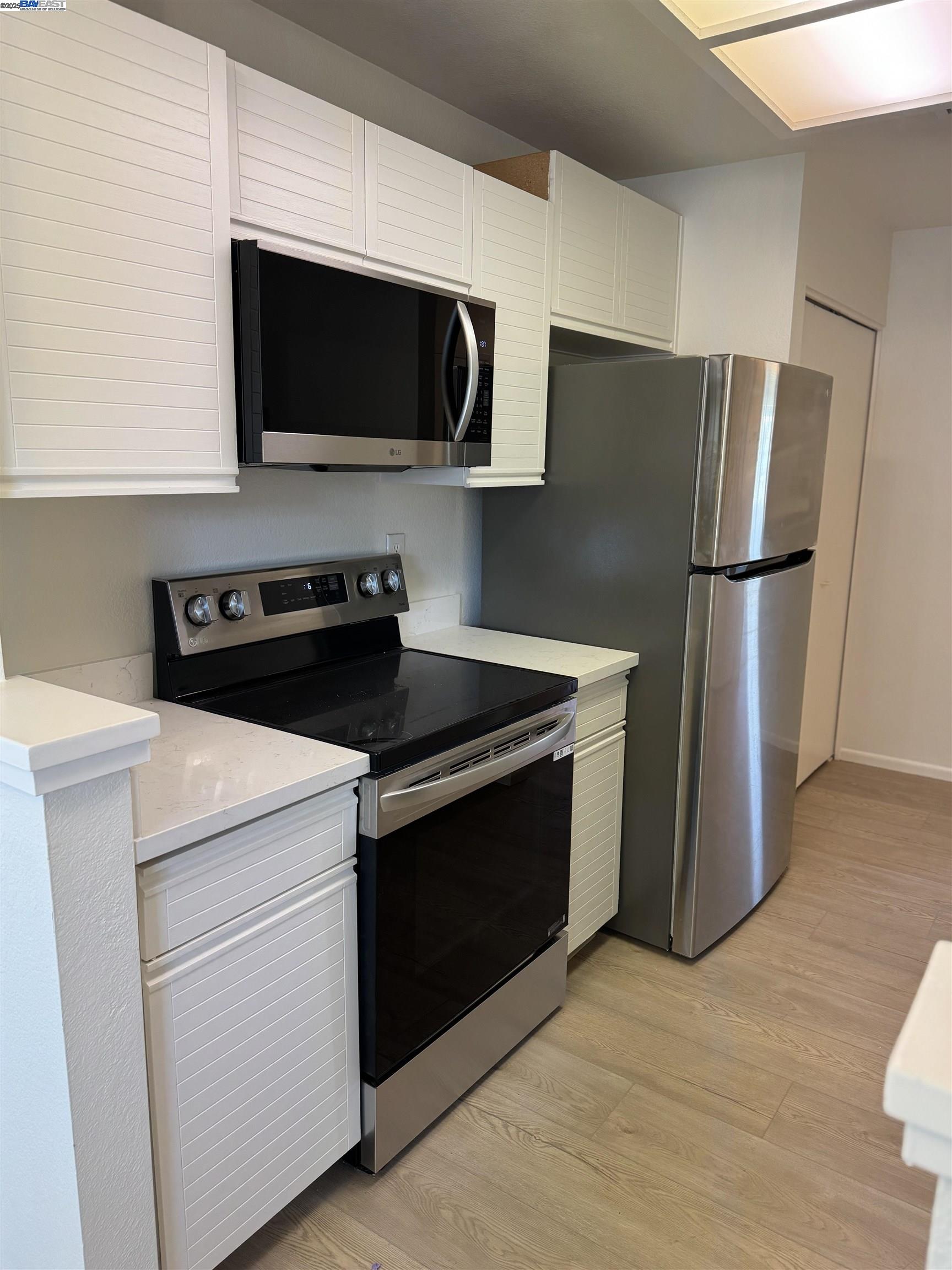Detail Gallery Image 5 of 16 For 7595 Canyon Meadow Cir #B,  Pleasanton,  CA 94588 - 3 Beds | 2 Baths