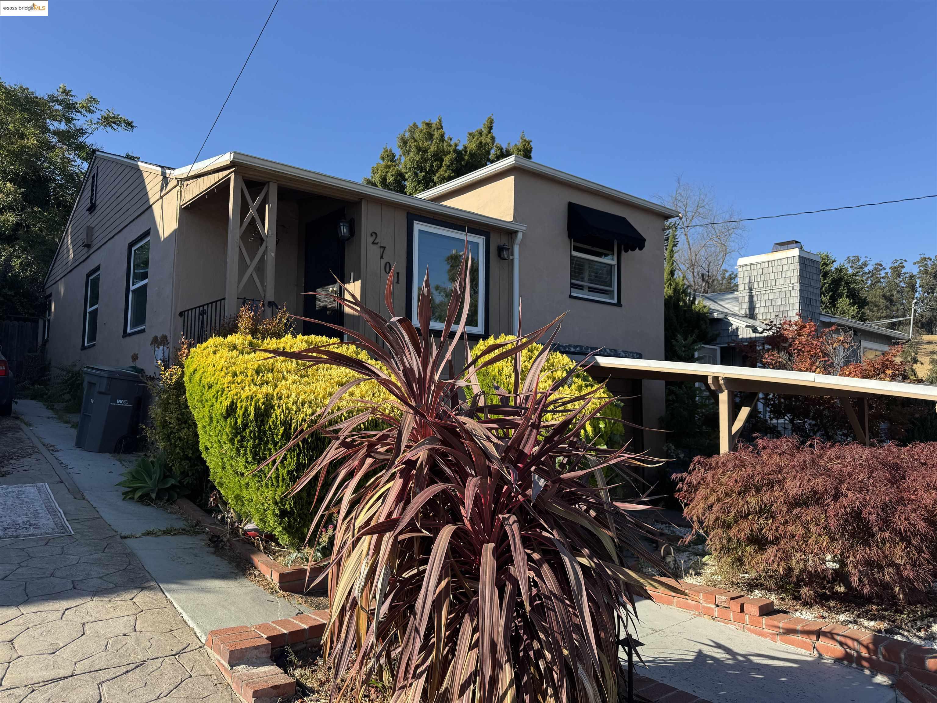 Detail Gallery Image 1 of 40 For 2701 Oliver Ave, Oakland,  CA 94605 - 2 Beds | 1/1 Baths