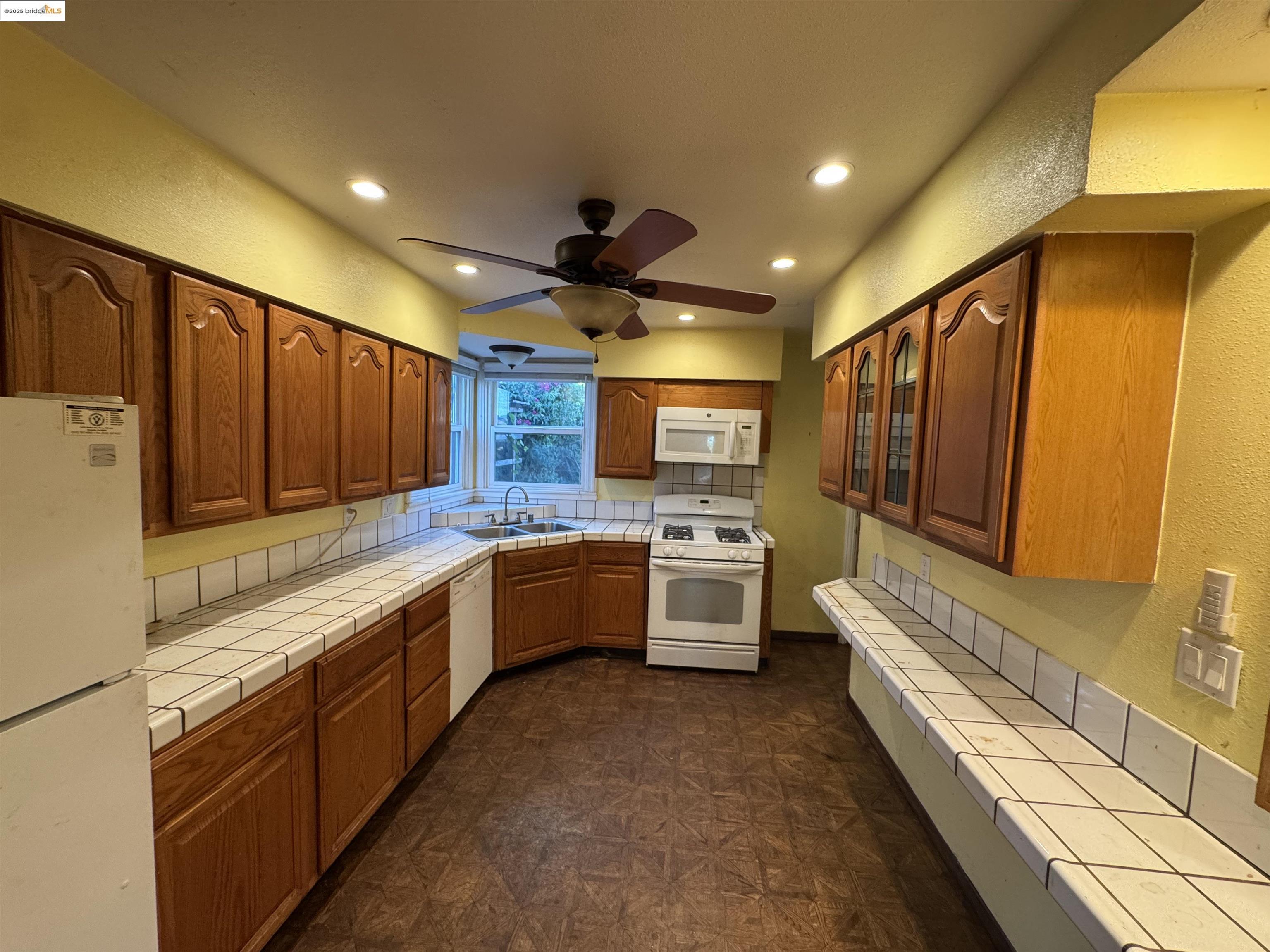 Detail Gallery Image 11 of 40 For 2701 Oliver Ave, Oakland,  CA 94605 - 2 Beds | 1/1 Baths