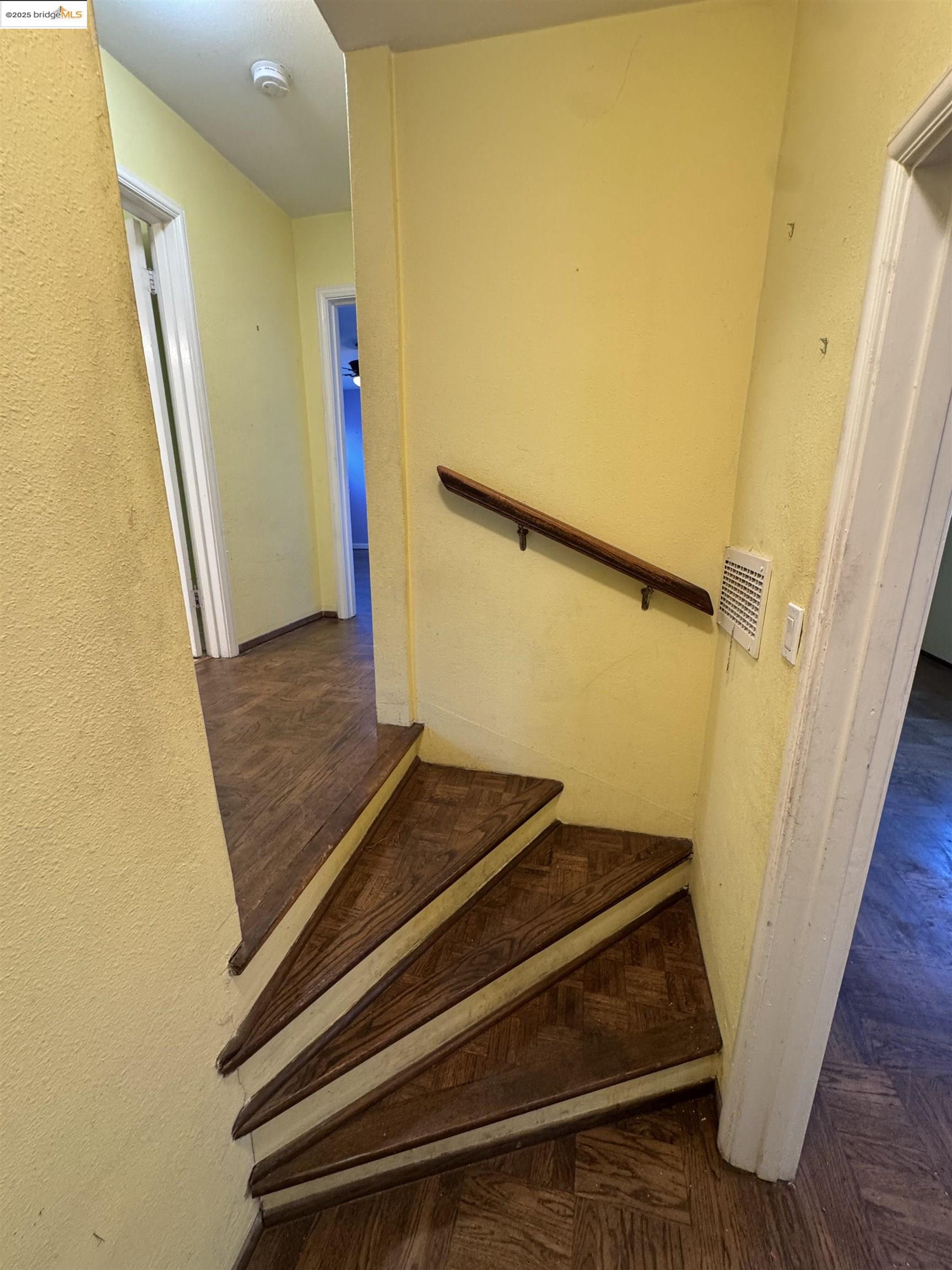 Detail Gallery Image 13 of 40 For 2701 Oliver Ave, Oakland,  CA 94605 - 2 Beds | 1/1 Baths