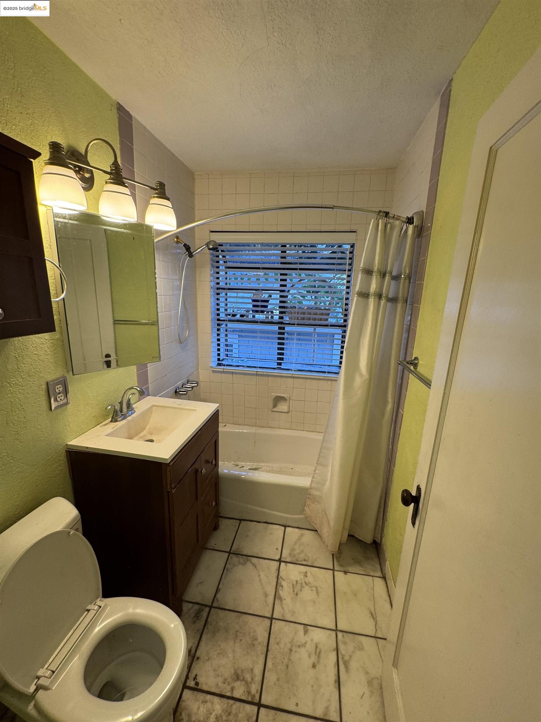 Detail Gallery Image 14 of 40 For 2701 Oliver Ave, Oakland,  CA 94605 - 2 Beds | 1/1 Baths