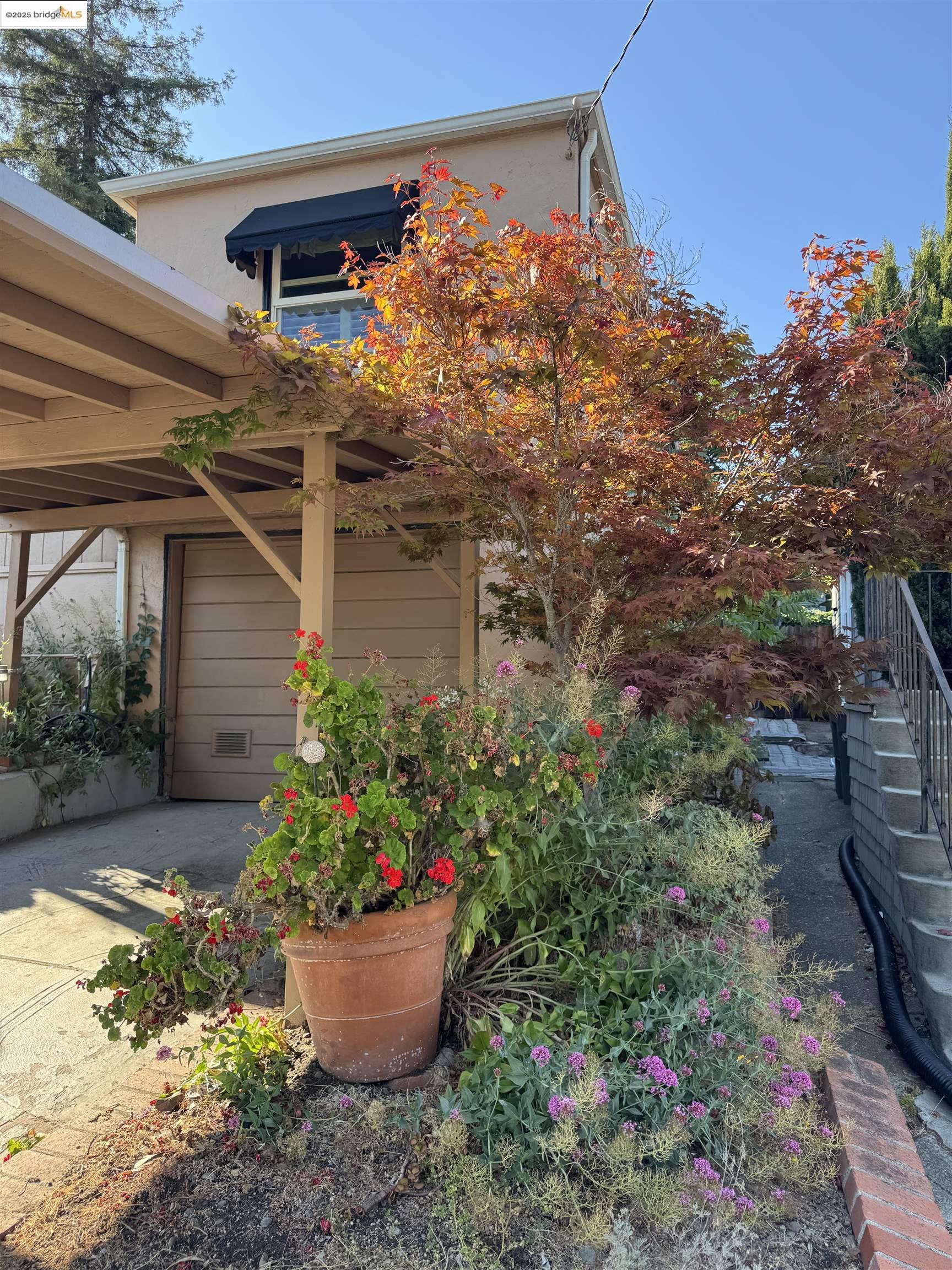 Detail Gallery Image 3 of 40 For 2701 Oliver Ave, Oakland,  CA 94605 - 2 Beds | 1/1 Baths