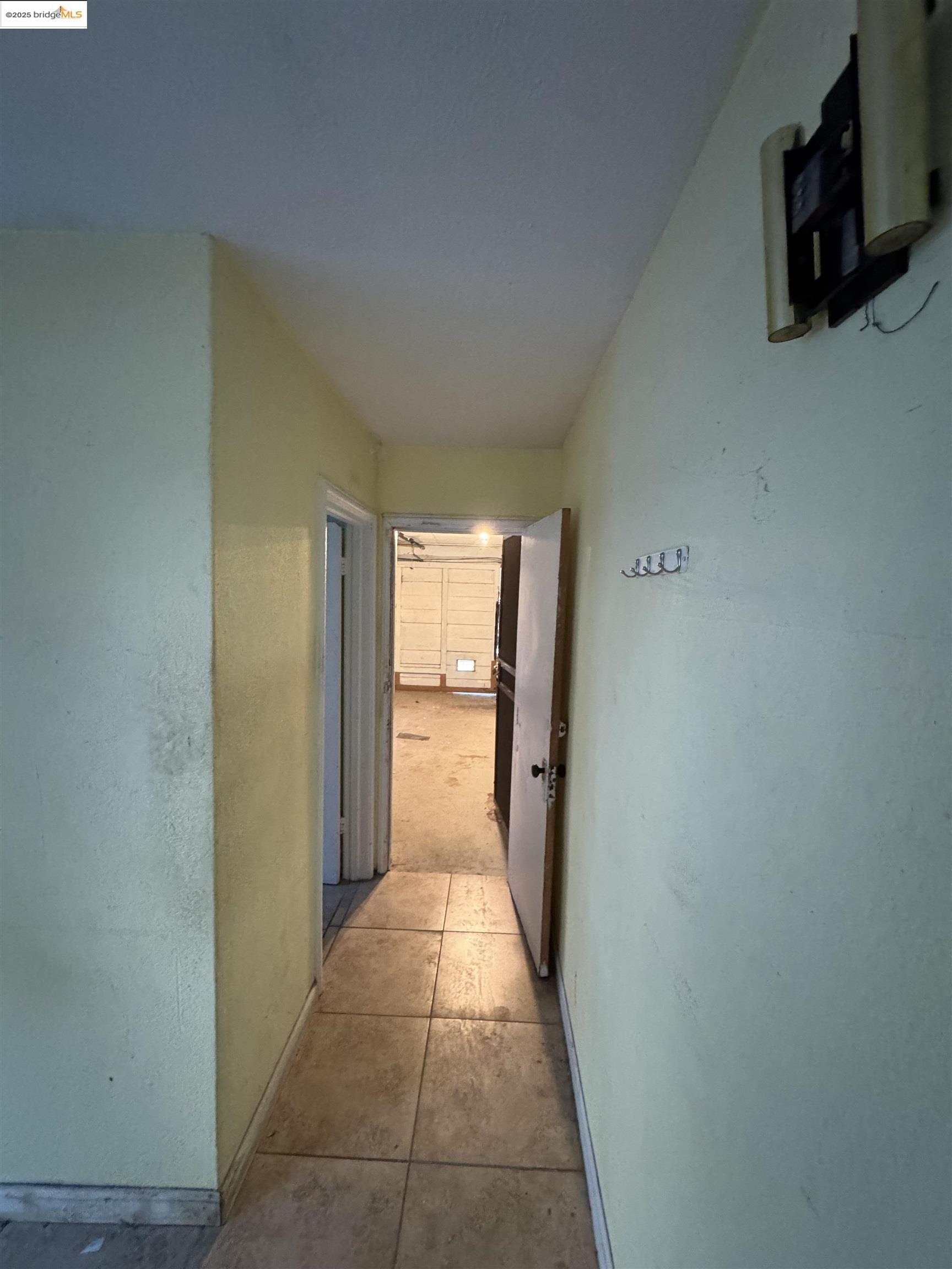 Detail Gallery Image 24 of 40 For 2701 Oliver Ave, Oakland,  CA 94605 - 2 Beds | 1/1 Baths