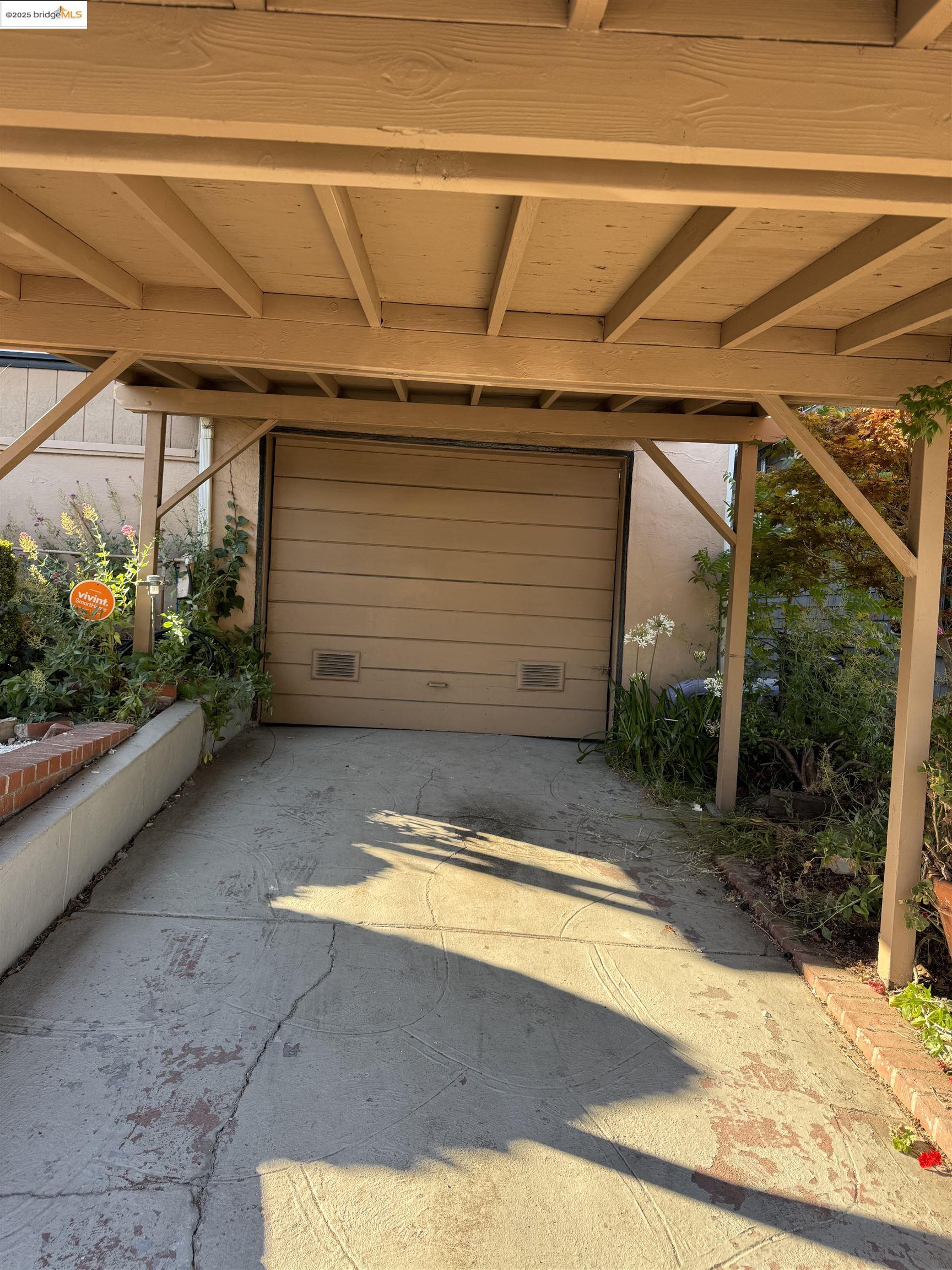 Detail Gallery Image 4 of 40 For 2701 Oliver Ave, Oakland,  CA 94605 - 2 Beds | 1/1 Baths