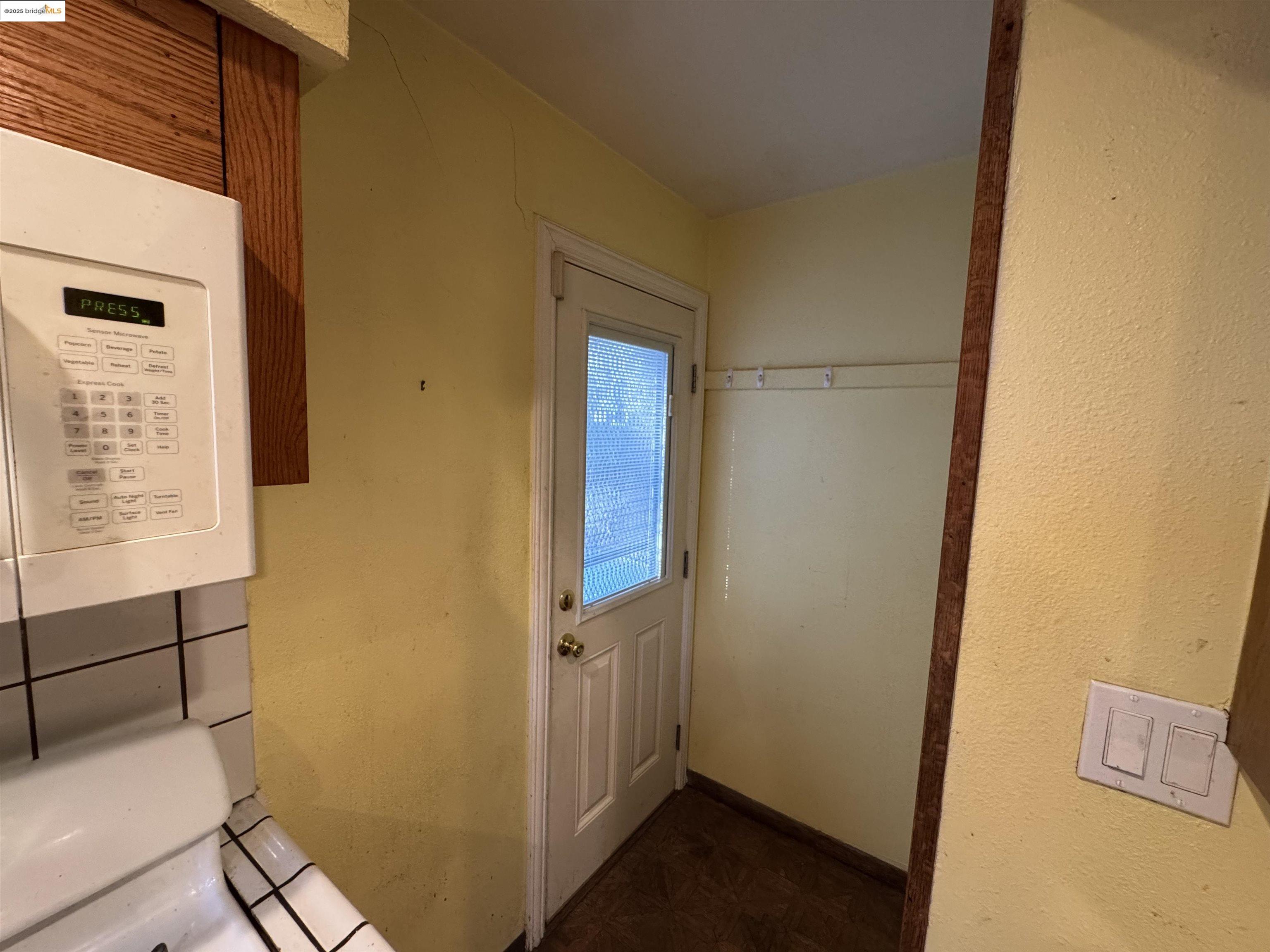 Detail Gallery Image 33 of 40 For 2701 Oliver Ave, Oakland,  CA 94605 - 2 Beds | 1/1 Baths