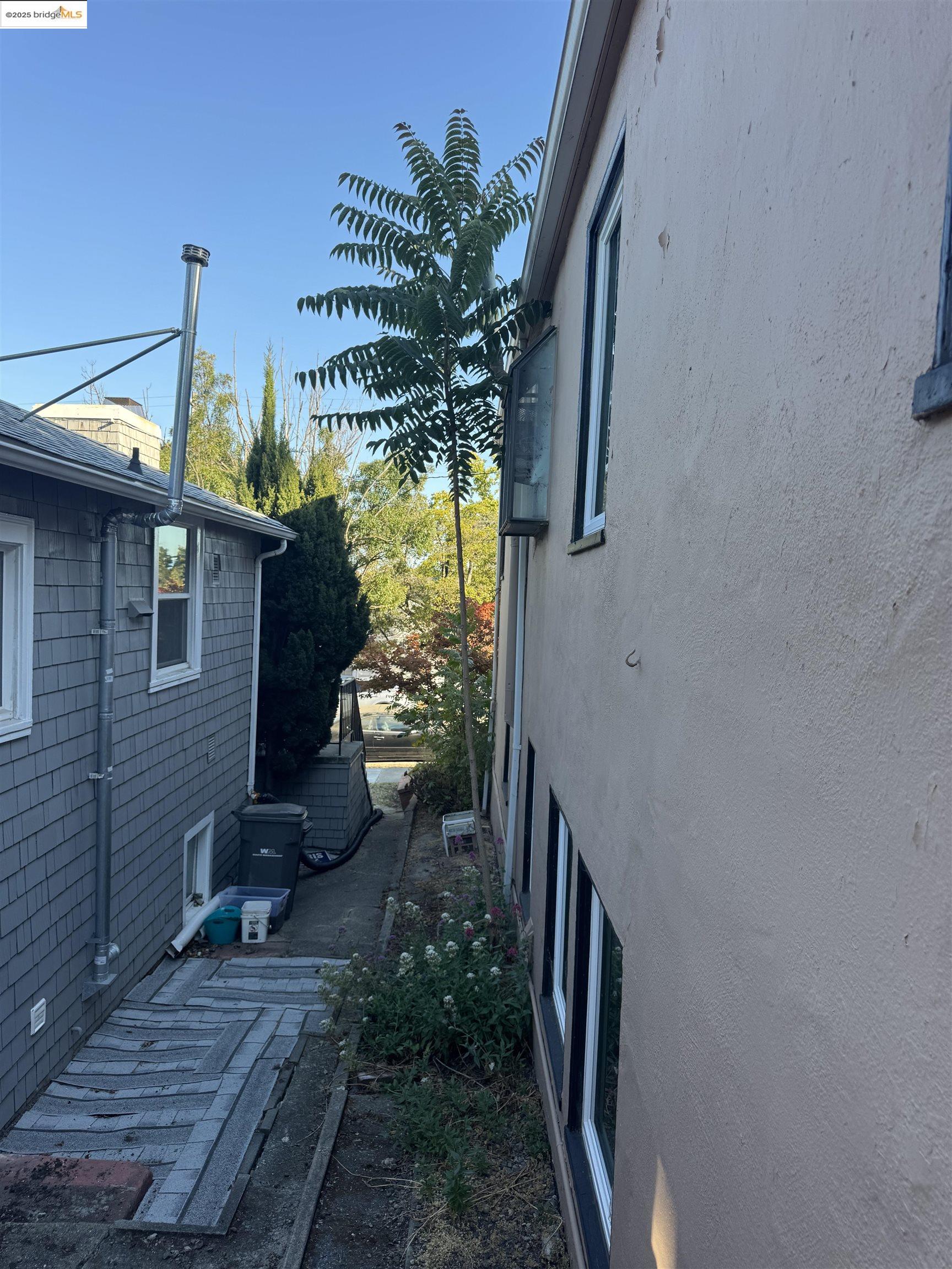 Detail Gallery Image 38 of 40 For 2701 Oliver Ave, Oakland,  CA 94605 - 2 Beds | 1/1 Baths