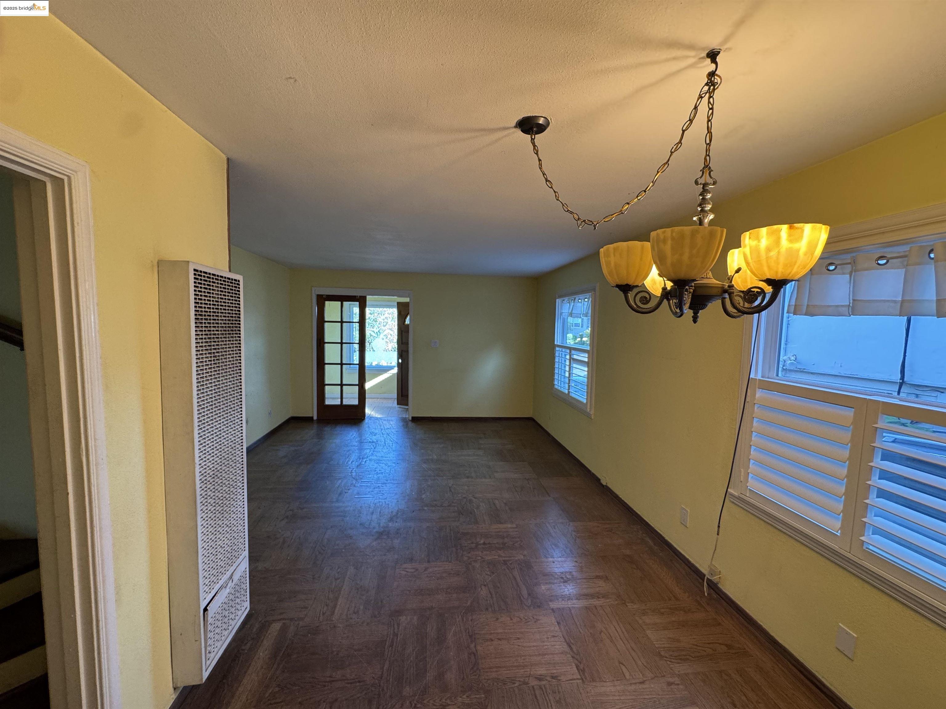 Detail Gallery Image 9 of 40 For 2701 Oliver Ave, Oakland,  CA 94605 - 2 Beds | 1/1 Baths