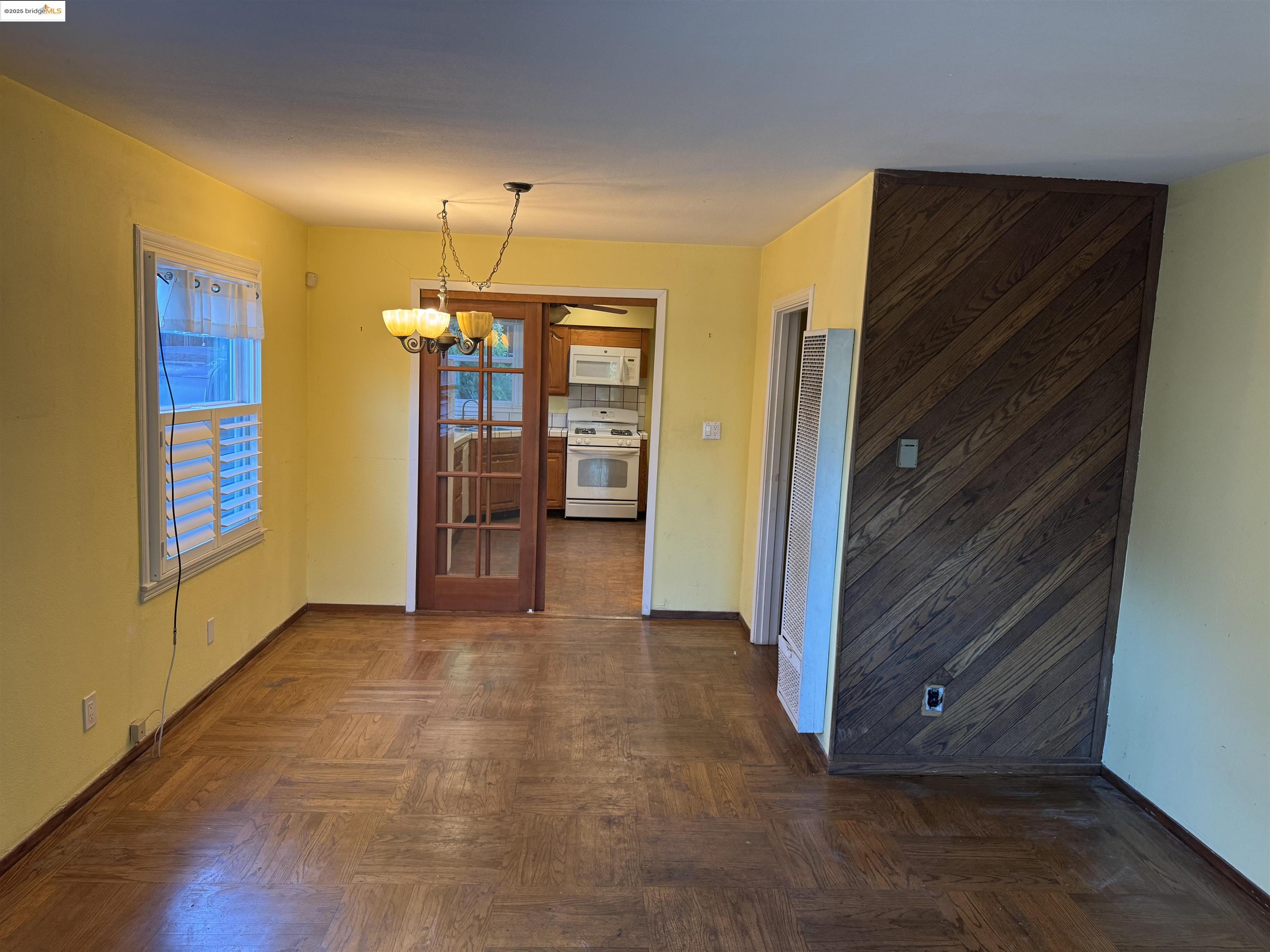 Detail Gallery Image 10 of 40 For 2701 Oliver Ave, Oakland,  CA 94605 - 2 Beds | 1/1 Baths