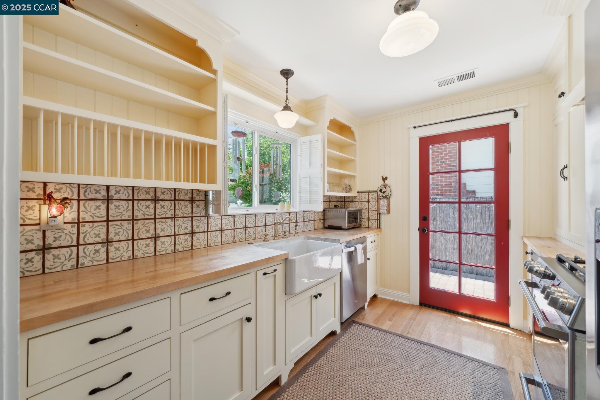 Detail Gallery Image 14 of 40 For 321 F Street, Martinez,  CA 94553-3133 - 3 Beds | 2 Baths