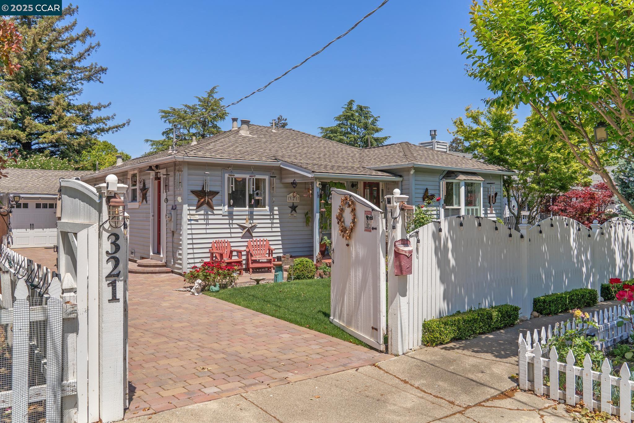 Detail Gallery Image 3 of 40 For 321 F Street, Martinez,  CA 94553-3133 - 3 Beds | 2 Baths