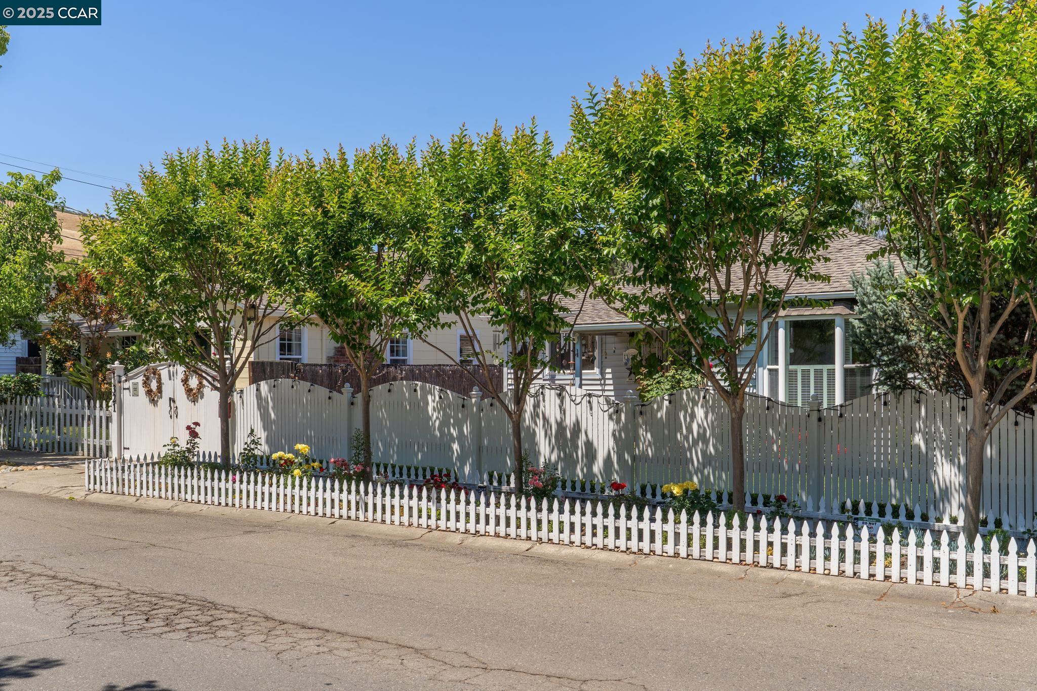 Detail Gallery Image 4 of 40 For 321 F Street, Martinez,  CA 94553-3133 - 3 Beds | 2 Baths