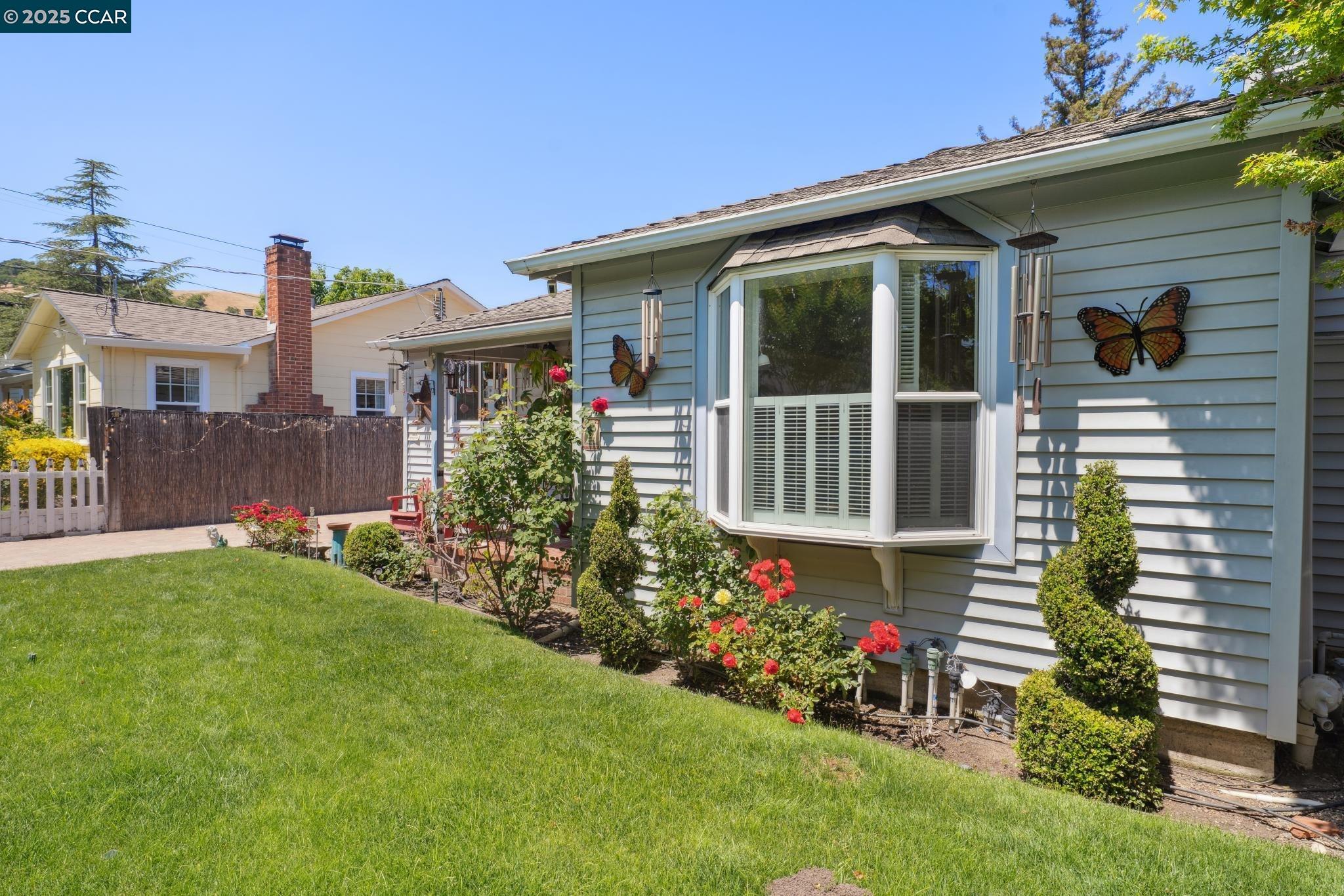 Detail Gallery Image 5 of 40 For 321 F Street, Martinez,  CA 94553-3133 - 3 Beds | 2 Baths