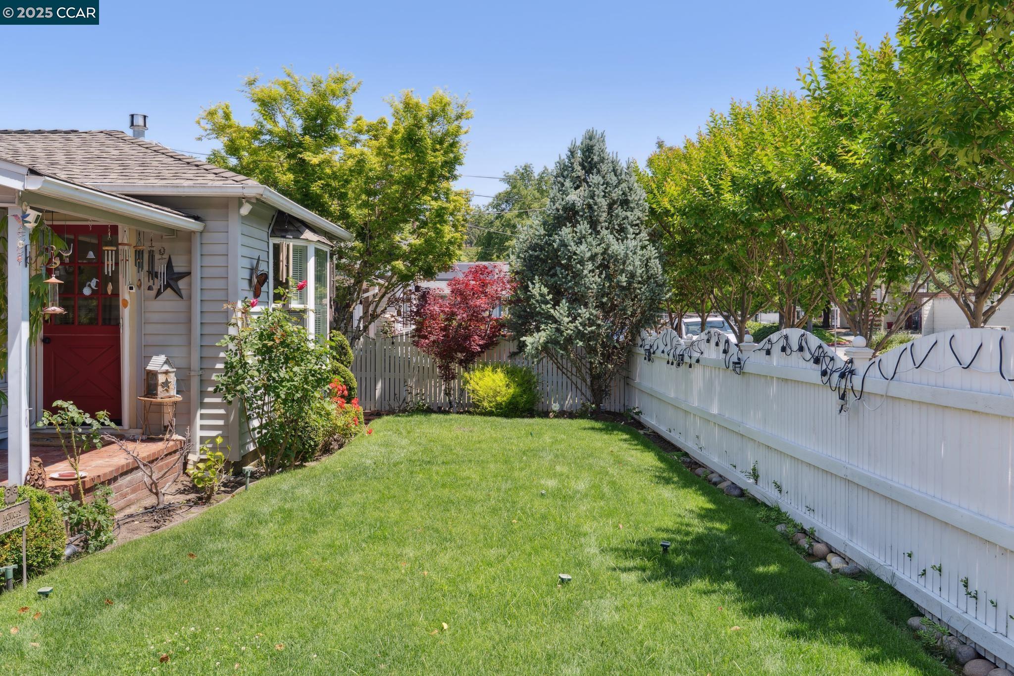 Detail Gallery Image 6 of 40 For 321 F Street, Martinez,  CA 94553-3133 - 3 Beds | 2 Baths