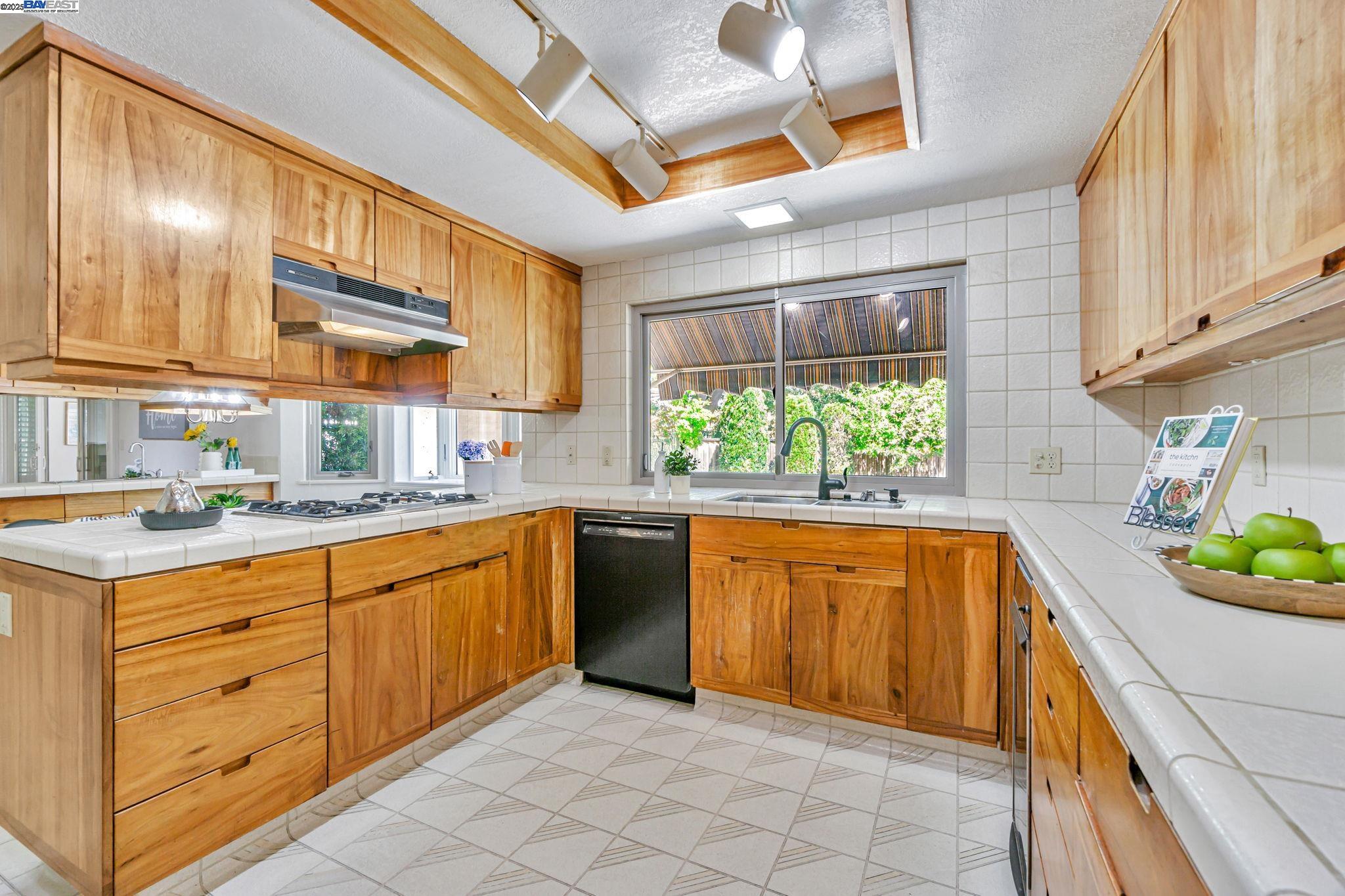 Detail Gallery Image 11 of 48 For 52 Mainprice Ct, San Ramon,  CA 94583-2529 - 4 Beds | 3/1 Baths