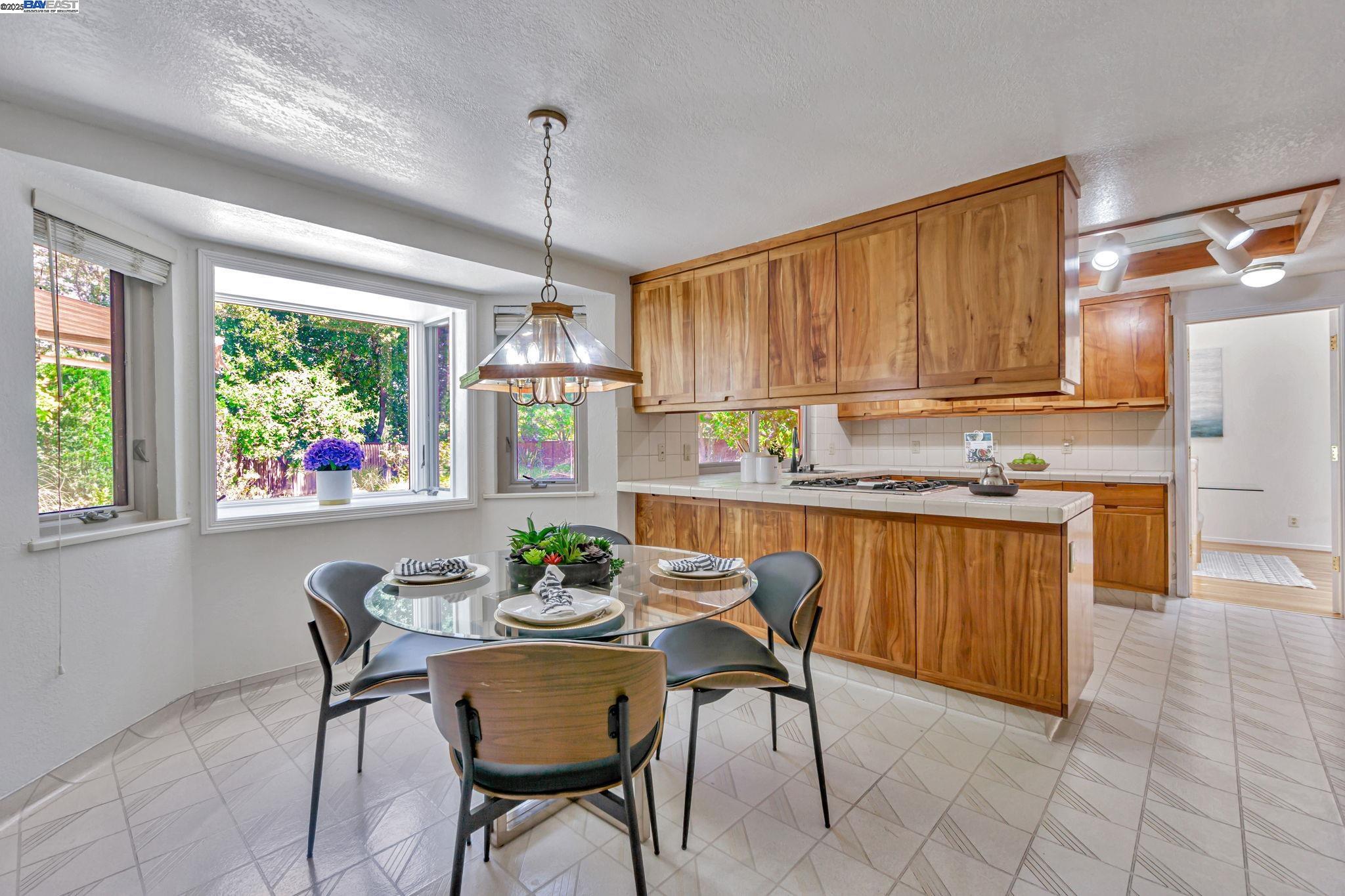 Detail Gallery Image 13 of 48 For 52 Mainprice Ct, San Ramon,  CA 94583-2529 - 4 Beds | 3/1 Baths
